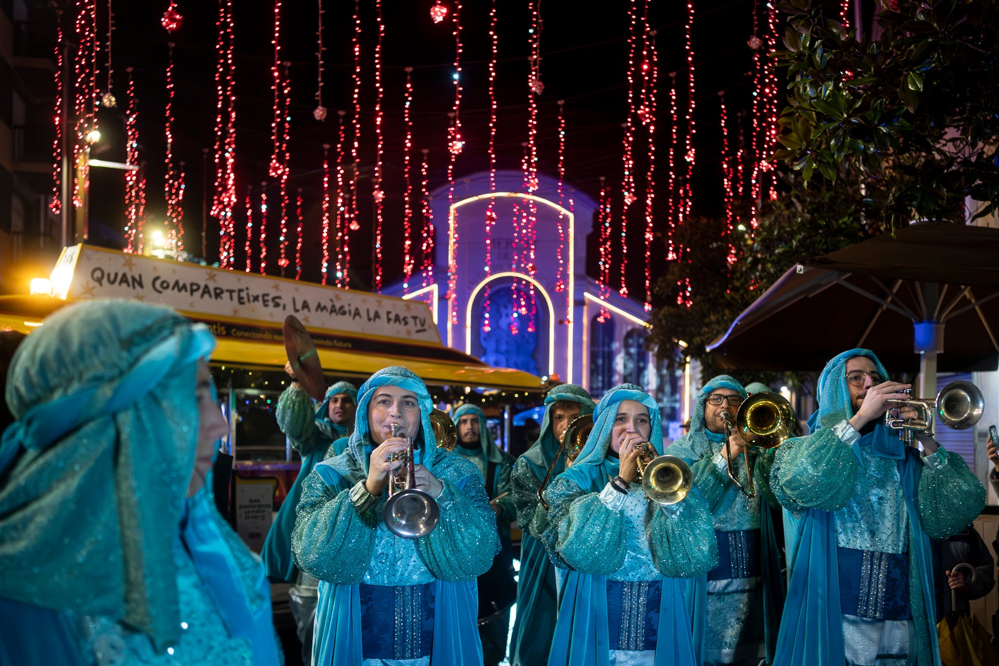 Malgrat unes condicions meteorològiques adverses, que han obligat a canviar l'itinerari de la corrua anant en trenet des de l'Estació del Nord i impedint que els Gegants de Terrassa poguessin acompanyar-lo baixant pel carrer de la Font Vella i es fes el Ball de l'Àliga al final, el patge Xiu-Xiu ha tingut la grata sorpresa a la seva arribada al Raval de Montserrat de trobar-se amb el seu capgròs com a regal pel seu 75 aniversari. Obra de l'artesà Jan Grau, el patge també compta a partir d'ara amb la seva figureta al pessebre oficial davant de l'Ajuntament. I des d'aquest dissabte i fins al 5 de gener, recorrerà els barris de la ciutat per recollir les cartes als Reis dels nens i nenes que s'hagin portat bé | Mireia Comas