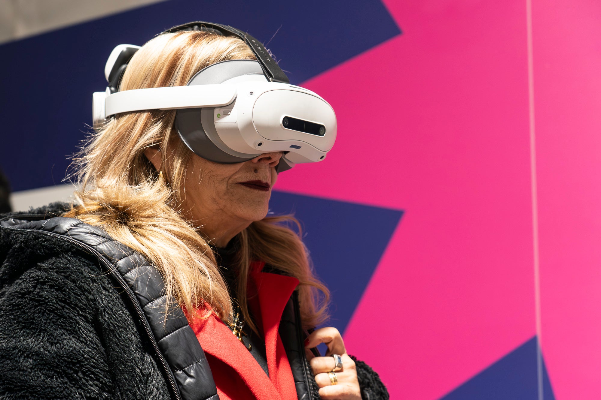 Aquest dilluns s’ha inaugurat “El batec del temps', una experiència immersiva impulsada des de MútuaTerrassa que ofereix la possibilitat de descobrir la història d’una entitat que enguany celebra els 125 anys d’existència. El visitant viatja de la mà d’en Roc i l’Eva i amb l’ajuda d’unes ulleres de realitat virtual des de la Terrassa de principis del segle XX fins a l’actualitat, on pot veure la tecnologia més innovadora que es fa servir a l’Hospital Universitari MútuaTerrassa, i els reptes de futur. La carpa s’ubica al passeig del Comte d’Egara, fins a l’1 de febrer, i compta amb un espai interior de prop de 200 metres quadrats. L’activitat és gratuïta i oberta a tota la ciutadania, i com que son passis de 15 minuts, es recomana prèvia inscripció a https://elbatecdeltemps.com/reservar/ 