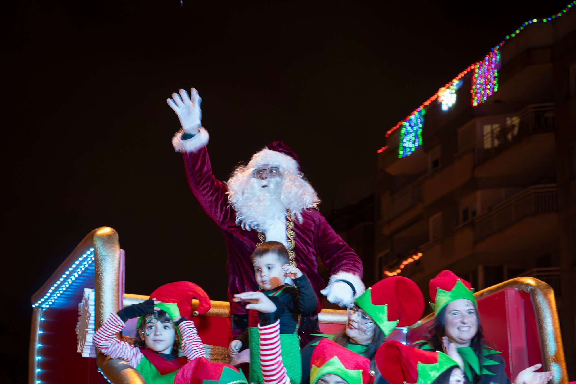 Sant Pere Nord ha viscut aquest diumenge l’arribada del Pare Noel. Ha estat la primera vegada que aquesta figura de Nadal realitzava una cercavila pel barri, i ho ha fet acompanyat per elfs, majorettes i alguns personatges sorprenents. La pluja va fer que s’anul·lés la cercavila prevista per dissabte, però des de les entitats organitzadores, Diables de Sant Pere Nord i AV Sant Pere Nord, no es van rendir i van decidir traslladar-ho a l’endemà. 