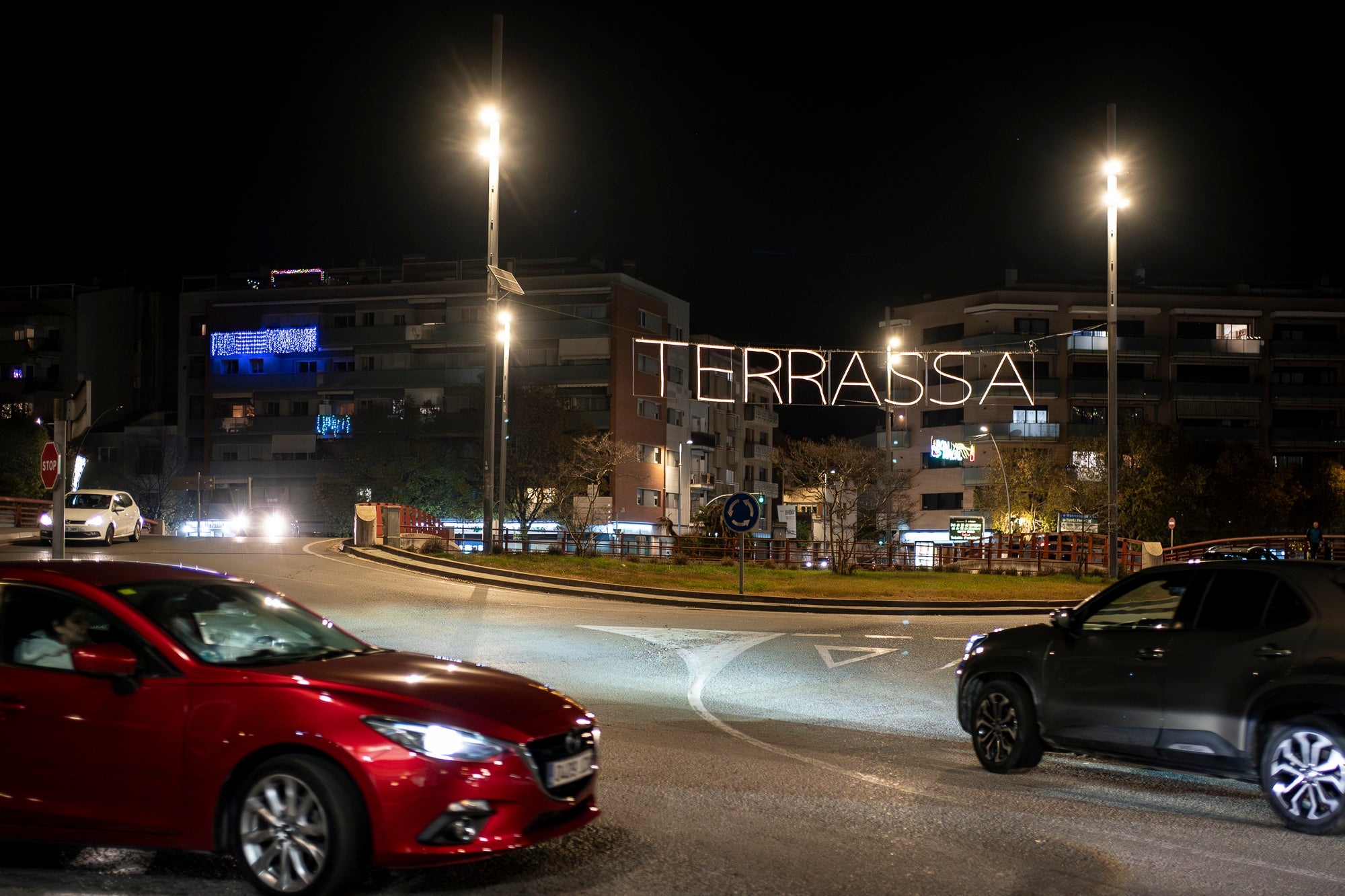 Terrassa ja brilla amb llum pròpia! Els carrers, places i avingudes s’han encès per transformar la ciutat en un espai ple de calidesa, color i esperit festiu. Des de les llums més tradicionals fins a instal·lacions plenes de creativitat, cada racó s’ha omplert de detalls que conviden a passejar, gaudir i viure el Nadal en família.