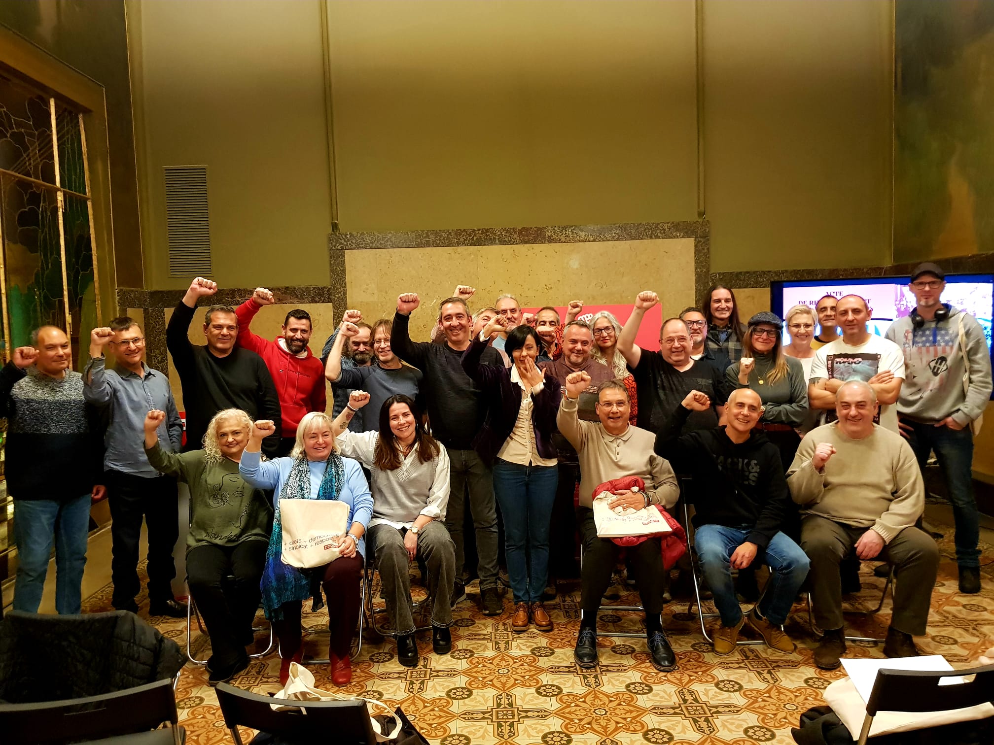 Fotografia de família dels militants reconeguts pels seus 25 anys al sindicat | Lluïsa Tarrida