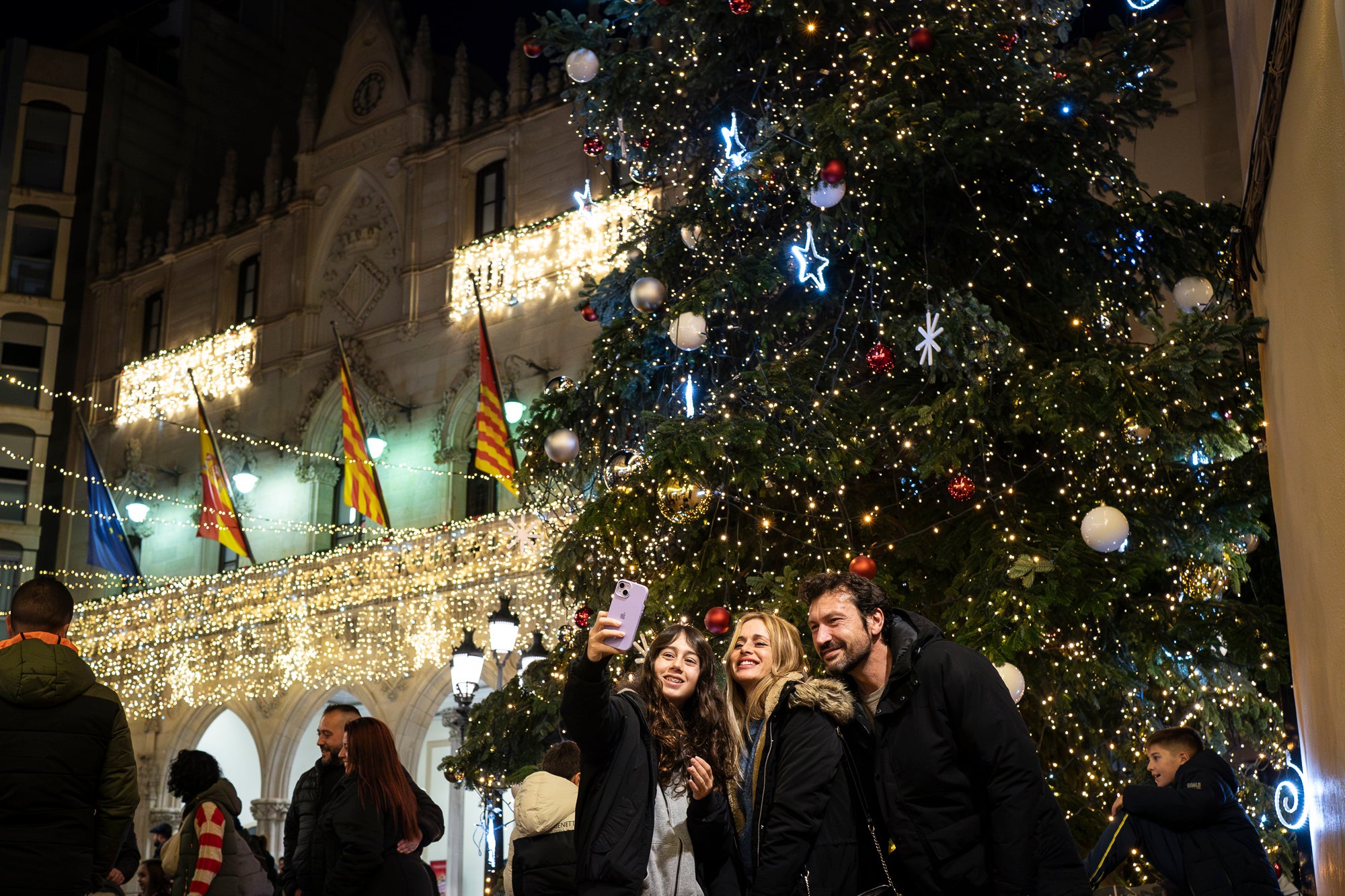 Terrassa es vesteix de màgia un any més amb arbres de Nadal repartits per diversos punts de la ciutat. Cada espai té el seu encant especial i converteix els carrers en un recorregut ple de llum, color i esperit nadalenc. En total, són sis arbres situats a Raval de Montserrat, Plaça del Doctor Robert, Plaça de Can Palet, Monument de la Dona, Plaça del Roc Blanc i Agustí Bartra | Mireia Comas