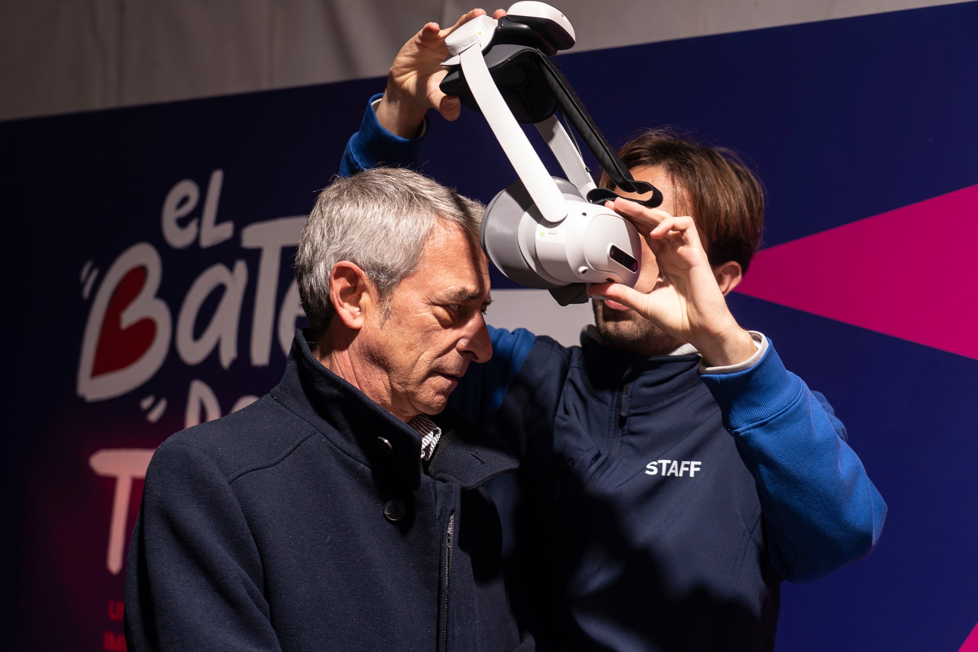 Aquest dilluns s’ha inaugurat “El batec del temps', una experiència immersiva impulsada des de MútuaTerrassa que ofereix la possibilitat de descobrir la història d’una entitat que enguany celebra els 125 anys d’existència. El visitant viatja de la mà d’en Roc i l’Eva i amb l’ajuda d’unes ulleres de realitat virtual des de la Terrassa de principis del segle XX fins a l’actualitat, on pot veure la tecnologia més innovadora que es fa servir a l’Hospital Universitari MútuaTerrassa, i els reptes de futur. La carpa s’ubica al passeig del Comte d’Egara, fins a l’1 de febrer, i compta amb un espai interior de prop de 200 metres quadrats. L’activitat és gratuïta i oberta a tota la ciutadania, i com que son passis de 15 minuts, es recomana prèvia inscripció a https://elbatecdeltemps.com/reservar/ 