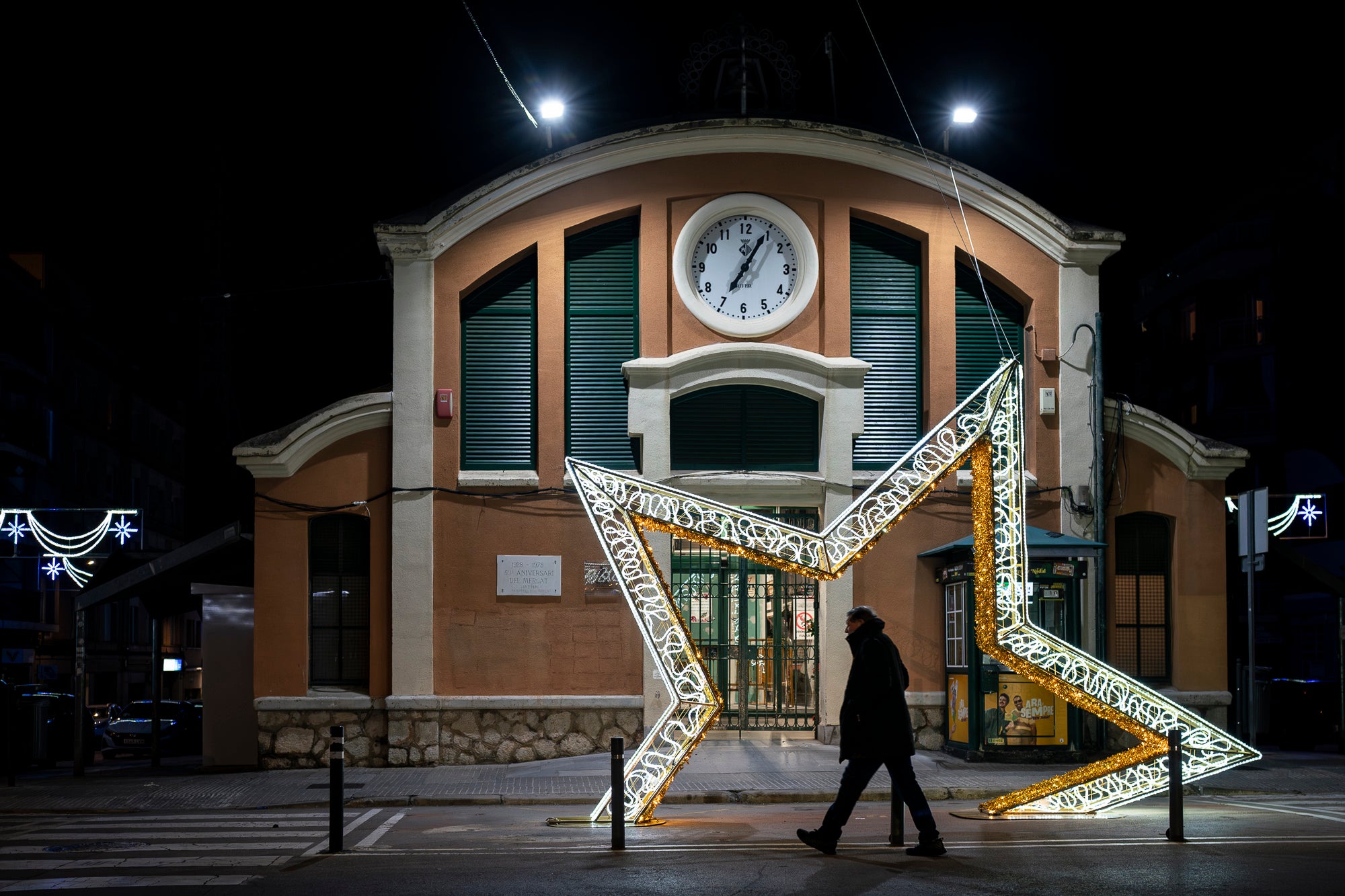 Terrassa ja brilla amb llum pròpia! Els carrers, places i avingudes s’han encès per transformar la ciutat en un espai ple de calidesa, color i esperit festiu. Des de les llums més tradicionals fins a instal·lacions plenes de creativitat, cada racó s’ha omplert de detalls que conviden a passejar, gaudir i viure el Nadal en família.