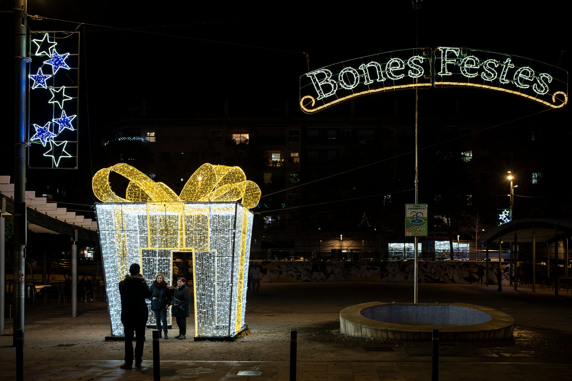 Terrassa ja brilla amb llum pròpia! Els carrers, places i avingudes s’han encès per transformar la ciutat en un espai ple de calidesa, color i esperit festiu. Des de les llums més tradicionals fins a instal·lacions plenes de creativitat, cada racó s’ha omplert de detalls que conviden a passejar, gaudir i viure el Nadal en família.