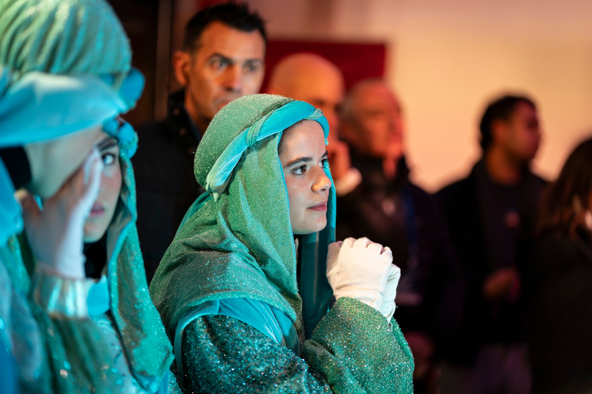 Malgrat unes condicions meteorològiques adverses, que han obligat a canviar l'itinerari de la corrua anant en trenet des de l'Estació del Nord i impedint que els Gegants de Terrassa poguessin acompanyar-lo baixant pel carrer de la Font Vella i es fes el Ball de l'Àliga al final, el patge Xiu-Xiu ha tingut la grata sorpresa a la seva arribada al Raval de Montserrat de trobar-se amb el seu capgròs com a regal pel seu 75 aniversari. Obra de l'artesà Jan Grau, el patge també compta a partir d'ara amb la seva figureta al pessebre oficial davant de l'Ajuntament. I des d'aquest dissabte i fins al 5 de gener, recorrerà els barris de la ciutat per recollir les cartes als Reis dels nens i nenes que s'hagin portat bé | Mireia Comas
