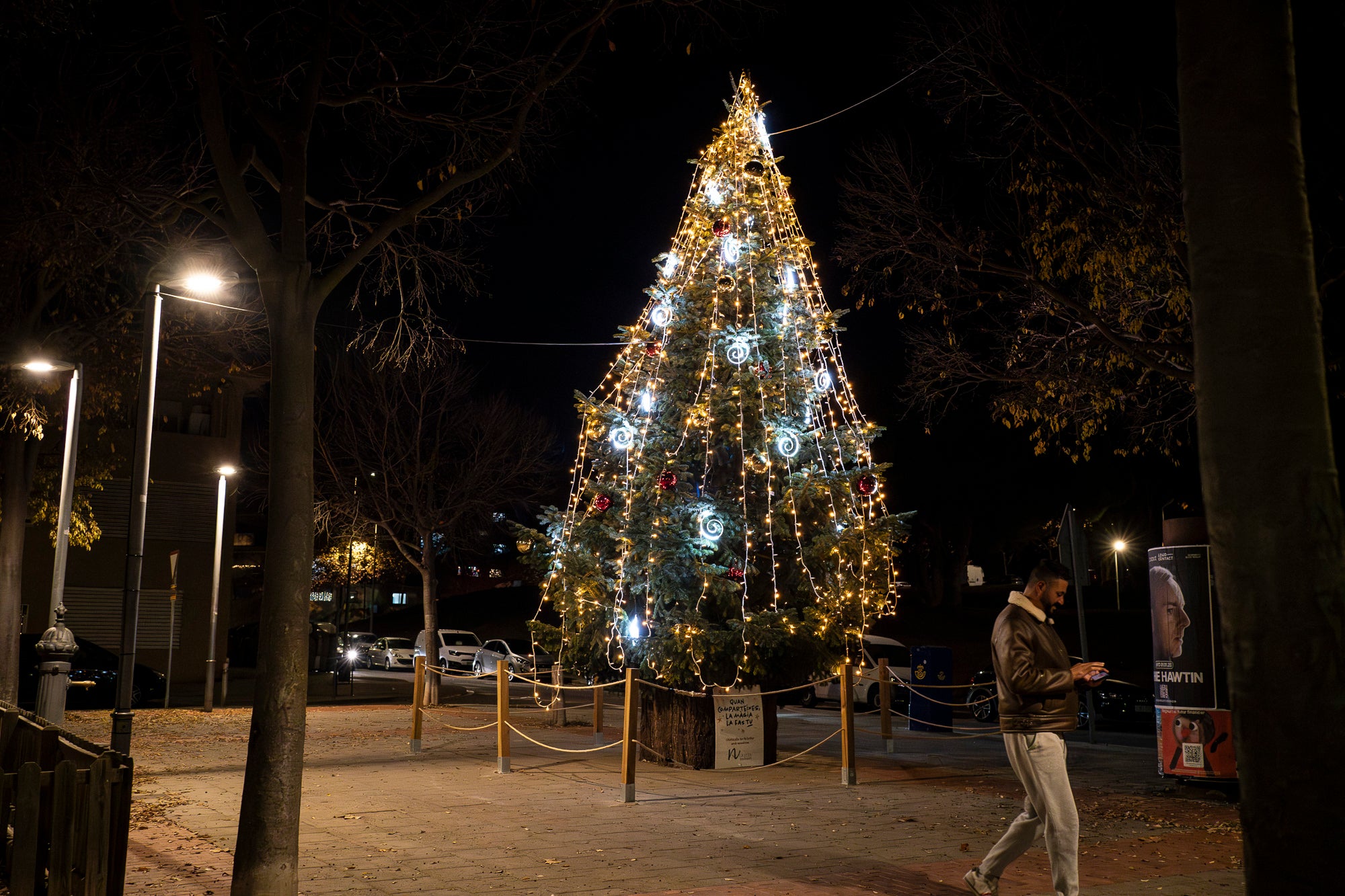 Terrassa es vesteix de màgia un any més amb arbres de Nadal repartits per diversos punts de la ciutat. Cada espai té el seu encant especial i converteix els carrers en un recorregut ple de llum, color i esperit nadalenc. En total, són sis arbres situats a Raval de Montserrat, Plaça del Doctor Robert, Plaça de Can Palet, Monument de la Dona, Plaça del Roc Blanc i Agustí Bartra | Mireia Comas