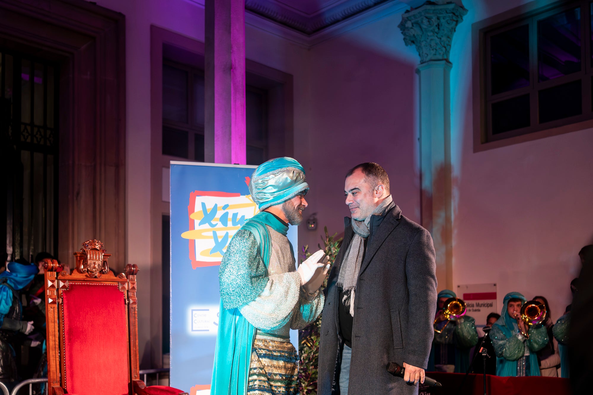 Malgrat unes condicions meteorològiques adverses, que han obligat a canviar l'itinerari de la corrua anant en trenet des de l'Estació del Nord i impedint que els Gegants de Terrassa poguessin acompanyar-lo baixant pel carrer de la Font Vella i es fes el Ball de l'Àliga al final, el patge Xiu-Xiu ha tingut la grata sorpresa a la seva arribada al Raval de Montserrat de trobar-se amb el seu capgròs com a regal pel seu 75 aniversari. Obra de l'artesà Jan Grau, el patge també compta a partir d'ara amb la seva figureta al pessebre oficial davant de l'Ajuntament. I des d'aquest dissabte i fins al 5 de gener, recorrerà els barris de la ciutat per recollir les cartes als Reis dels nens i nenes que s'hagin portat bé | Mireia Comas