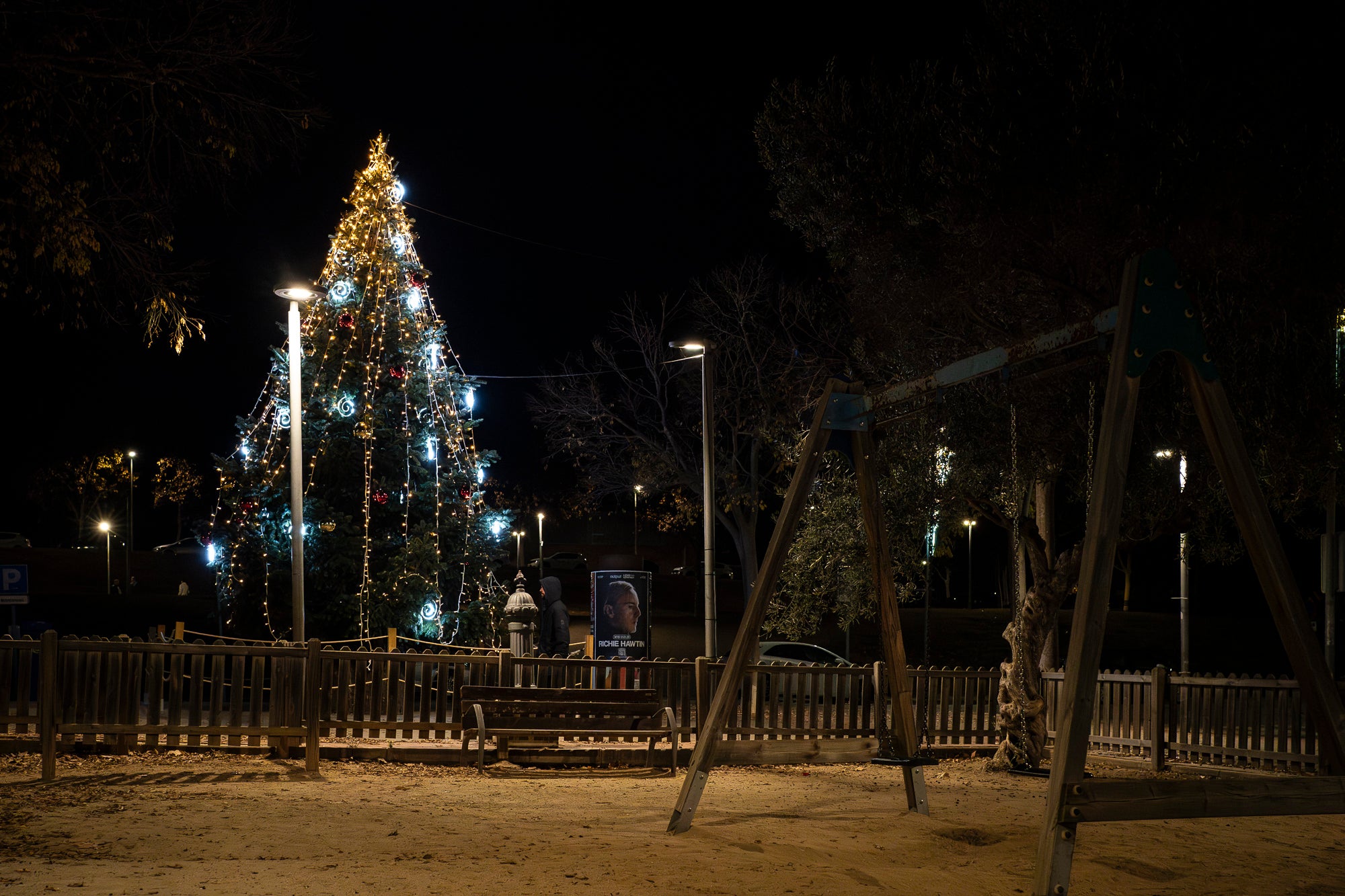 Terrassa es vesteix de màgia un any més amb arbres de Nadal repartits per diversos punts de la ciutat. Cada espai té el seu encant especial i converteix els carrers en un recorregut ple de llum, color i esperit nadalenc. En total, són sis arbres situats a Raval de Montserrat, Plaça del Doctor Robert, Plaça de Can Palet, Monument de la Dona, Plaça del Roc Blanc i Agustí Bartra | Mireia Comas