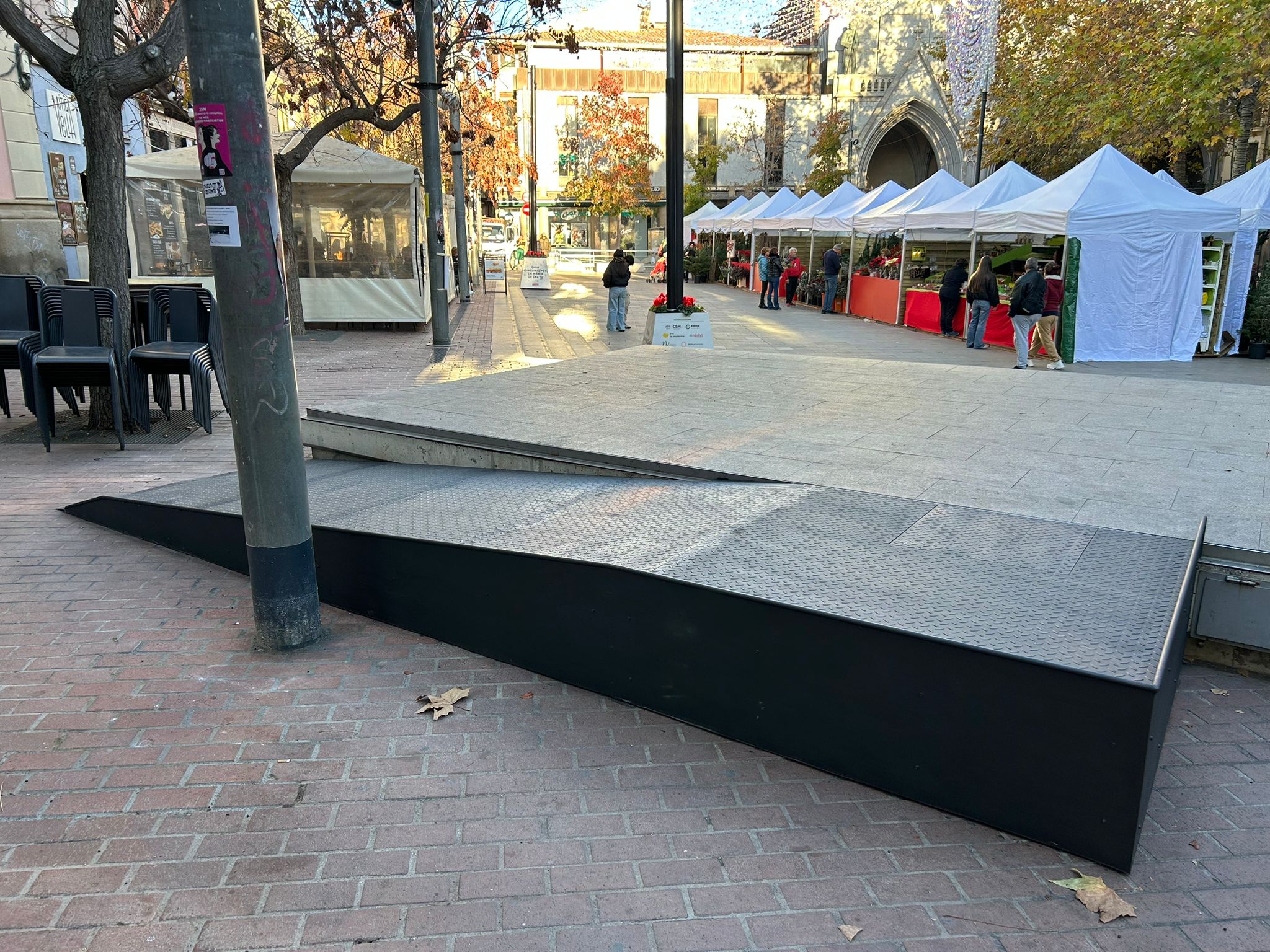 Nova rampa d'accés a la tarima de la plaça Vella | Aj. Terrassa