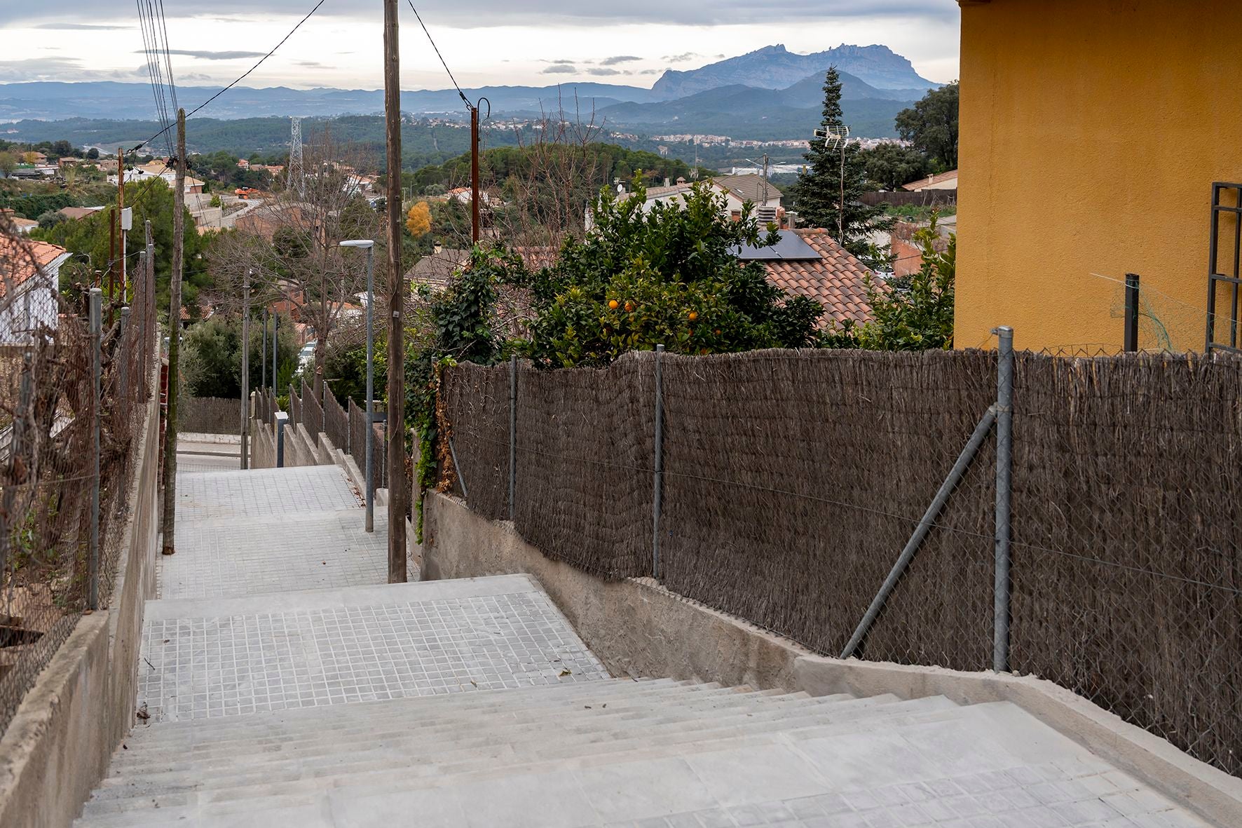 Visita de l'alcalde de Terrassa a les obres de les escales del carrer de l'Estornell | Rafel Casanova. Via Ajuntament de Terrassa
