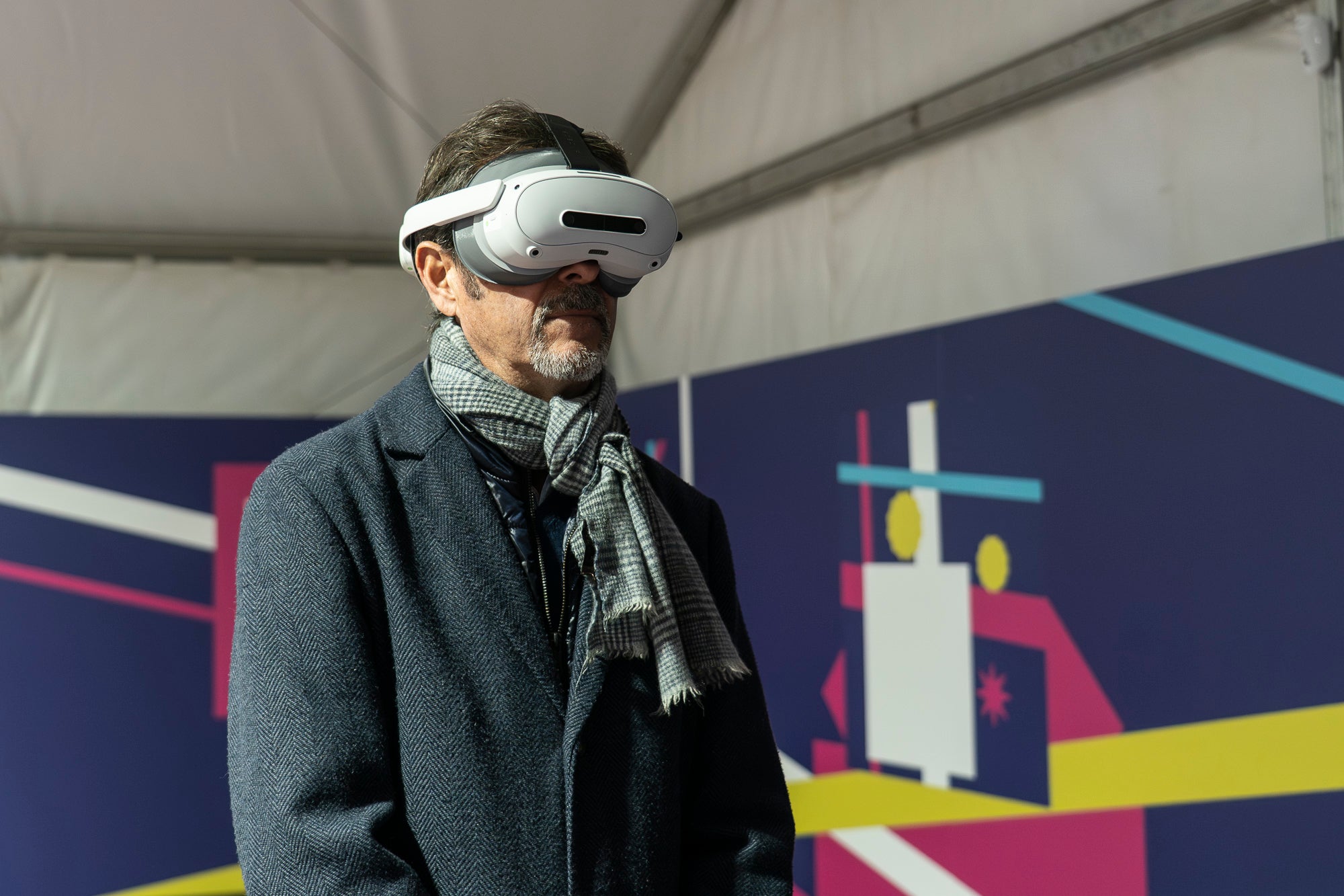 Aquest dilluns s’ha inaugurat “El batec del temps', una experiència immersiva impulsada des de MútuaTerrassa que ofereix la possibilitat de descobrir la història d’una entitat que enguany celebra els 125 anys d’existència. El visitant viatja de la mà d’en Roc i l’Eva i amb l’ajuda d’unes ulleres de realitat virtual des de la Terrassa de principis del segle XX fins a l’actualitat, on pot veure la tecnologia més innovadora que es fa servir a l’Hospital Universitari MútuaTerrassa, i els reptes de futur. La carpa s’ubica al passeig del Comte d’Egara, fins a l’1 de febrer, i compta amb un espai interior de prop de 200 metres quadrats. L’activitat és gratuïta i oberta a tota la ciutadania, i com que son passis de 15 minuts, es recomana prèvia inscripció a https://elbatecdeltemps.com/reservar/ 