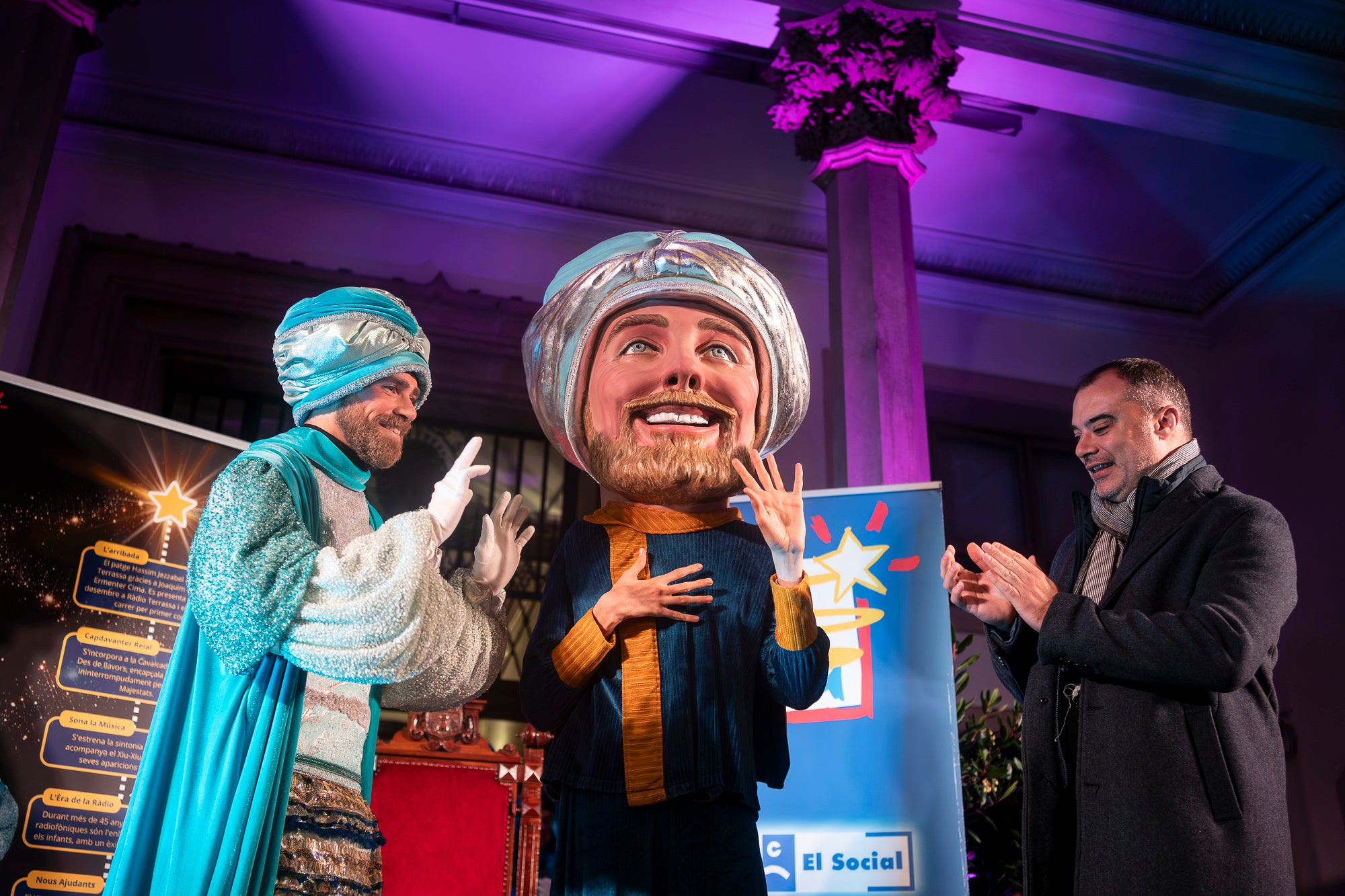 Malgrat unes condicions meteorològiques adverses, que han obligat a canviar l'itinerari de la corrua anant en trenet des de l'Estació del Nord i impedint que els Gegants de Terrassa poguessin acompanyar-lo baixant pel carrer de la Font Vella i es fes el Ball de l'Àliga al final, el patge Xiu-Xiu ha tingut la grata sorpresa a la seva arribada al Raval de Montserrat de trobar-se amb el seu capgròs com a regal pel seu 75 aniversari. Obra de l'artesà Jan Grau, el patge també compta a partir d'ara amb la seva figureta al pessebre oficial davant de l'Ajuntament. I des d'aquest dissabte i fins al 5 de gener, recorrerà els barris de la ciutat per recollir les cartes als Reis dels nens i nenes que s'hagin portat bé | Mireia Comas