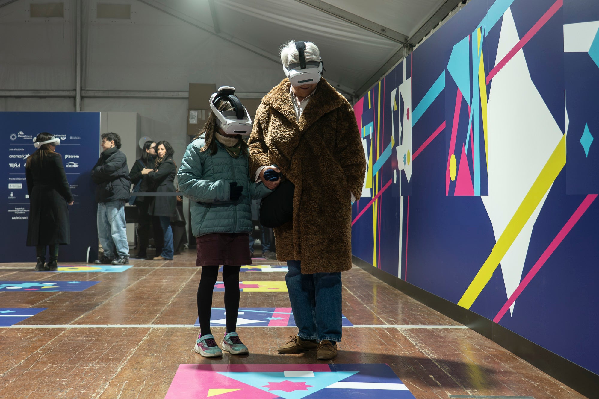 Aquest dilluns s’ha inaugurat “El batec del temps', una experiència immersiva impulsada des de MútuaTerrassa que ofereix la possibilitat de descobrir la història d’una entitat que enguany celebra els 125 anys d’existència. El visitant viatja de la mà d’en Roc i l’Eva i amb l’ajuda d’unes ulleres de realitat virtual des de la Terrassa de principis del segle XX fins a l’actualitat, on pot veure la tecnologia més innovadora que es fa servir a l’Hospital Universitari MútuaTerrassa, i els reptes de futur. La carpa s’ubica al passeig del Comte d’Egara, fins a l’1 de febrer, i compta amb un espai interior de prop de 200 metres quadrats. L’activitat és gratuïta i oberta a tota la ciutadania, i com que son passis de 15 minuts, es recomana prèvia inscripció a https://elbatecdeltemps.com/reservar/ 