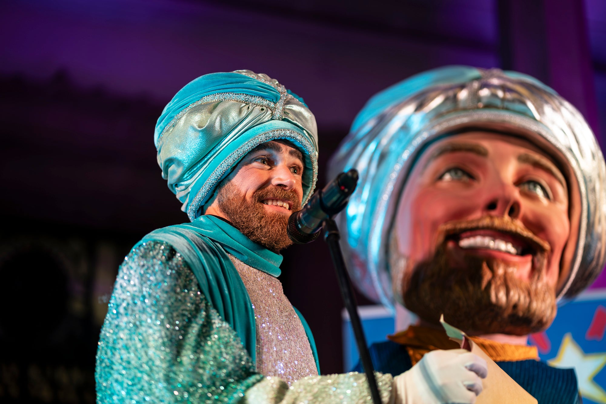 Malgrat unes condicions meteorològiques adverses, que han obligat a canviar l'itinerari de la corrua anant en trenet des de l'Estació del Nord i impedint que els Gegants de Terrassa poguessin acompanyar-lo baixant pel carrer de la Font Vella i es fes el Ball de l'Àliga al final, el patge Xiu-Xiu ha tingut la grata sorpresa a la seva arribada al Raval de Montserrat de trobar-se amb el seu capgròs com a regal pel seu 75 aniversari. Obra de l'artesà Jan Grau, el patge també compta a partir d'ara amb la seva figureta al pessebre oficial davant de l'Ajuntament. I des d'aquest dissabte i fins al 5 de gener, recorrerà els barris de la ciutat per recollir les cartes als Reis dels nens i nenes que s'hagin portat bé | Mireia Comas