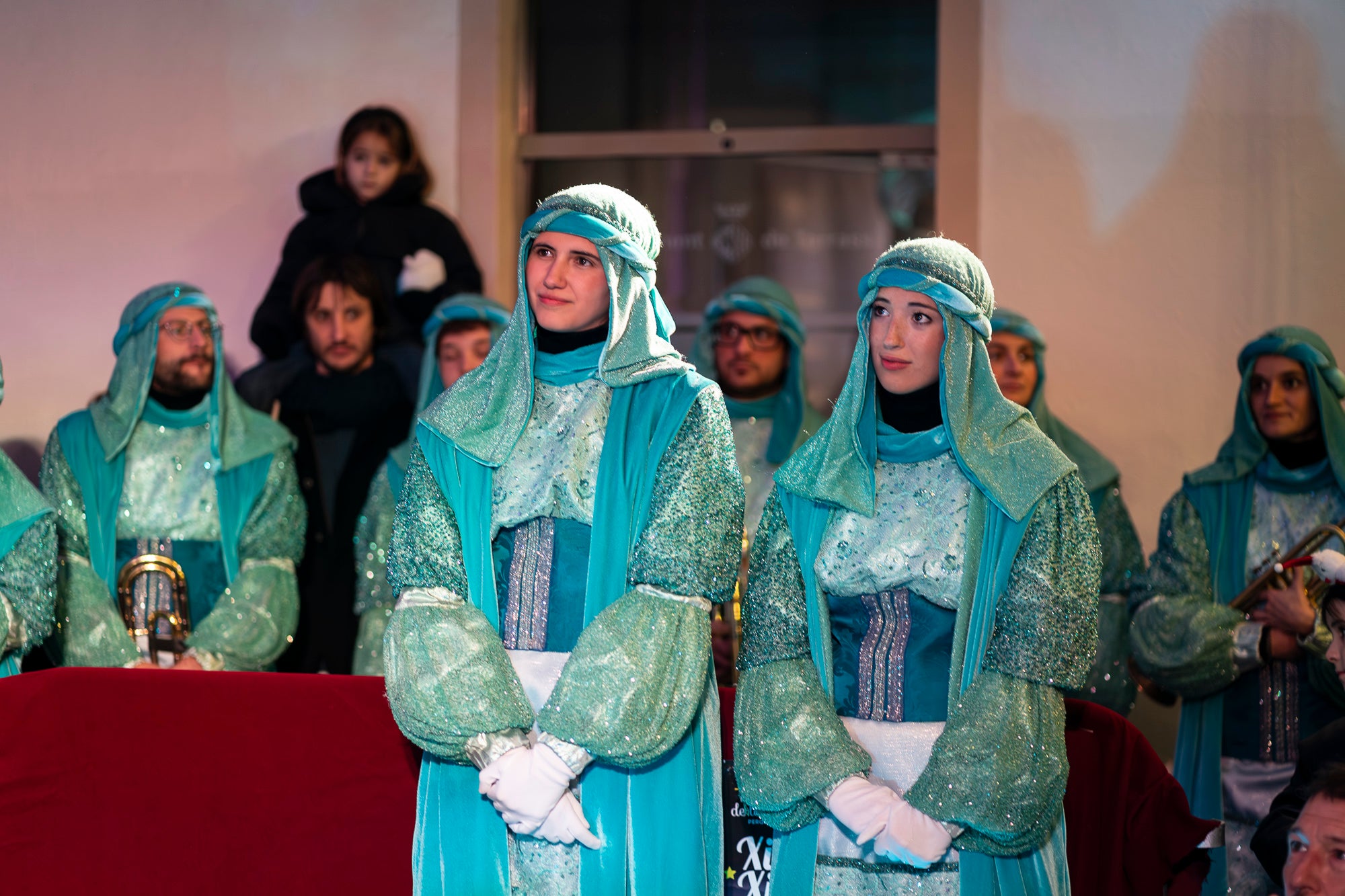 Malgrat unes condicions meteorològiques adverses, que han obligat a canviar l'itinerari de la corrua anant en trenet des de l'Estació del Nord i impedint que els Gegants de Terrassa poguessin acompanyar-lo baixant pel carrer de la Font Vella i es fes el Ball de l'Àliga al final, el patge Xiu-Xiu ha tingut la grata sorpresa a la seva arribada al Raval de Montserrat de trobar-se amb el seu capgròs com a regal pel seu 75 aniversari. Obra de l'artesà Jan Grau, el patge també compta a partir d'ara amb la seva figureta al pessebre oficial davant de l'Ajuntament. I des d'aquest dissabte i fins al 5 de gener, recorrerà els barris de la ciutat per recollir les cartes als Reis dels nens i nenes que s'hagin portat bé | Mireia Comas
