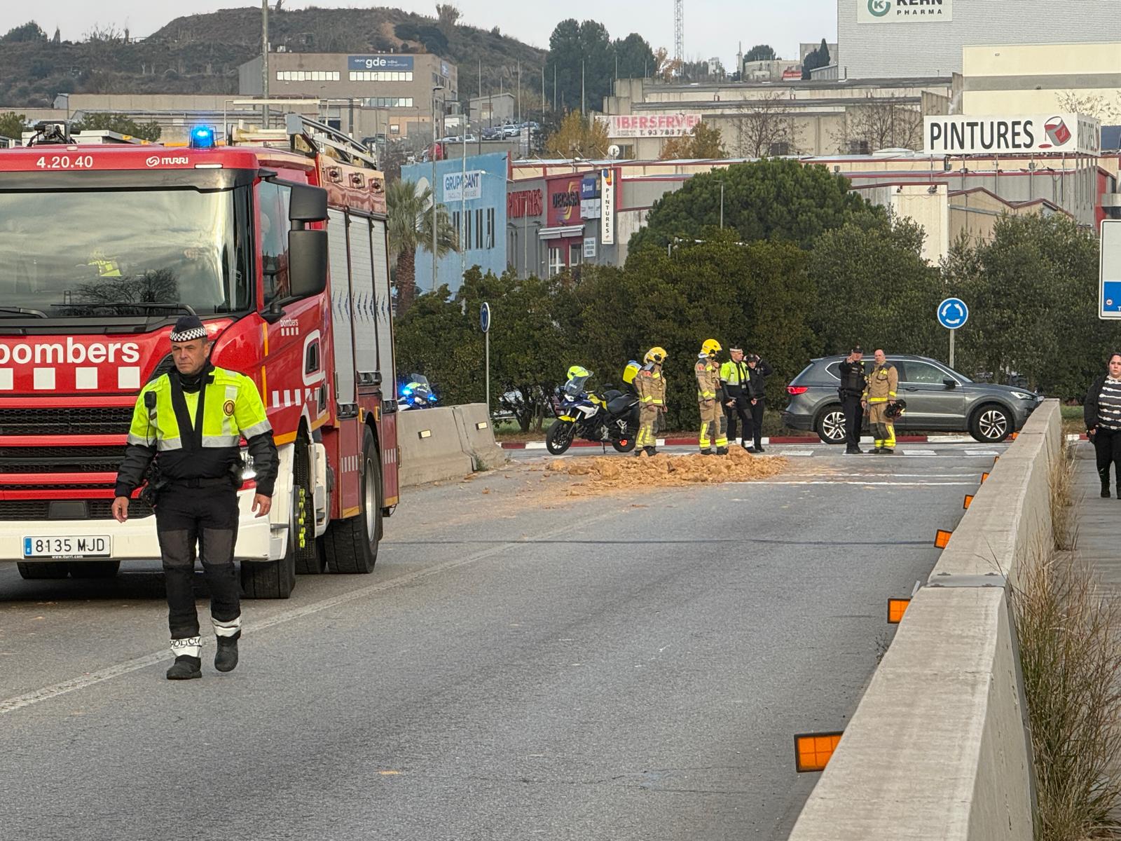 Bombers i Policia Municipal actuen per la pèrdua de part de la càrrega d'un camió al pont de la carretera de Rubí, a Les Fonts de Terrassa | Xavi Hurtado