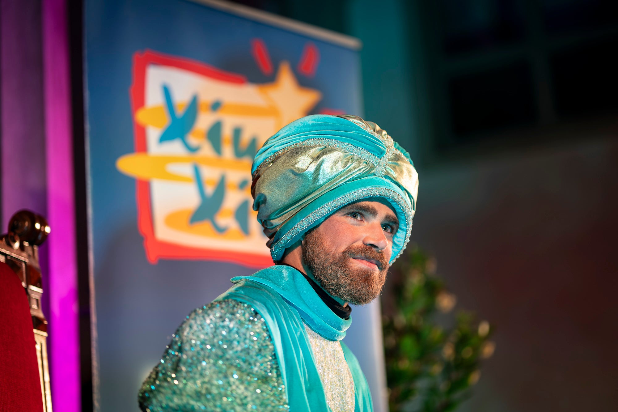 Malgrat unes condicions meteorològiques adverses, que han obligat a canviar l'itinerari de la corrua anant en trenet des de l'Estació del Nord i impedint que els Gegants de Terrassa poguessin acompanyar-lo baixant pel carrer de la Font Vella i es fes el Ball de l'Àliga al final, el patge Xiu-Xiu ha tingut la grata sorpresa a la seva arribada al Raval de Montserrat de trobar-se amb el seu capgròs com a regal pel seu 75 aniversari. Obra de l'artesà Jan Grau, el patge també compta a partir d'ara amb la seva figureta al pessebre oficial davant de l'Ajuntament. I des d'aquest dissabte i fins al 5 de gener, recorrerà els barris de la ciutat per recollir les cartes als Reis dels nens i nenes que s'hagin portat bé | Mireia Comas