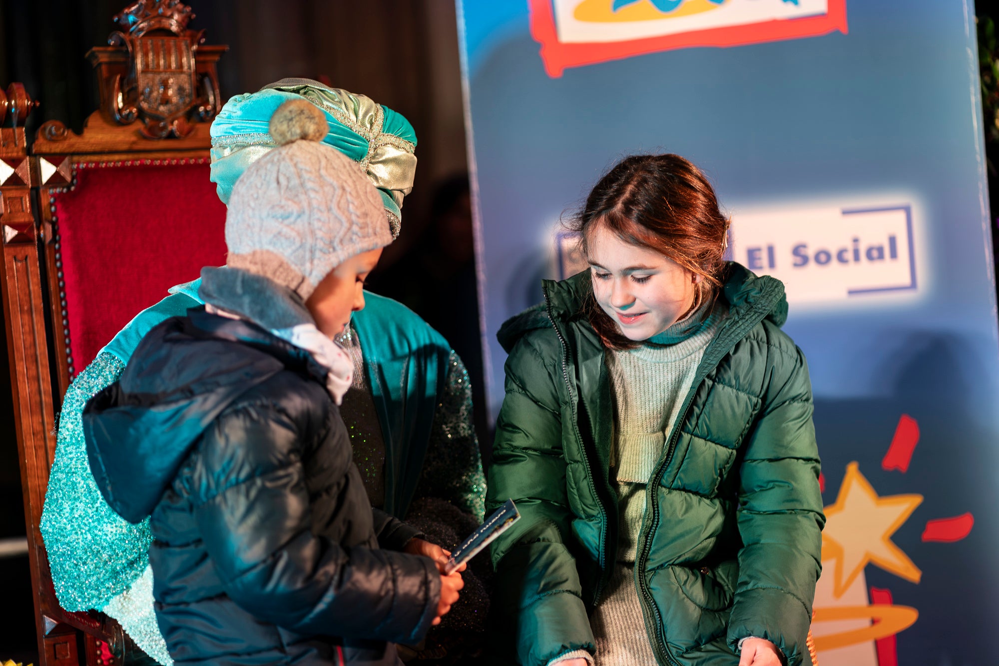 Malgrat unes condicions meteorològiques adverses, que han obligat a canviar l'itinerari de la corrua anant en trenet des de l'Estació del Nord i impedint que els Gegants de Terrassa poguessin acompanyar-lo baixant pel carrer de la Font Vella i es fes el Ball de l'Àliga al final, el patge Xiu-Xiu ha tingut la grata sorpresa a la seva arribada al Raval de Montserrat de trobar-se amb el seu capgròs com a regal pel seu 75 aniversari. Obra de l'artesà Jan Grau, el patge també compta a partir d'ara amb la seva figureta al pessebre oficial davant de l'Ajuntament. I des d'aquest dissabte i fins al 5 de gener, recorrerà els barris de la ciutat per recollir les cartes als Reis dels nens i nenes que s'hagin portat bé | Mireia Comas