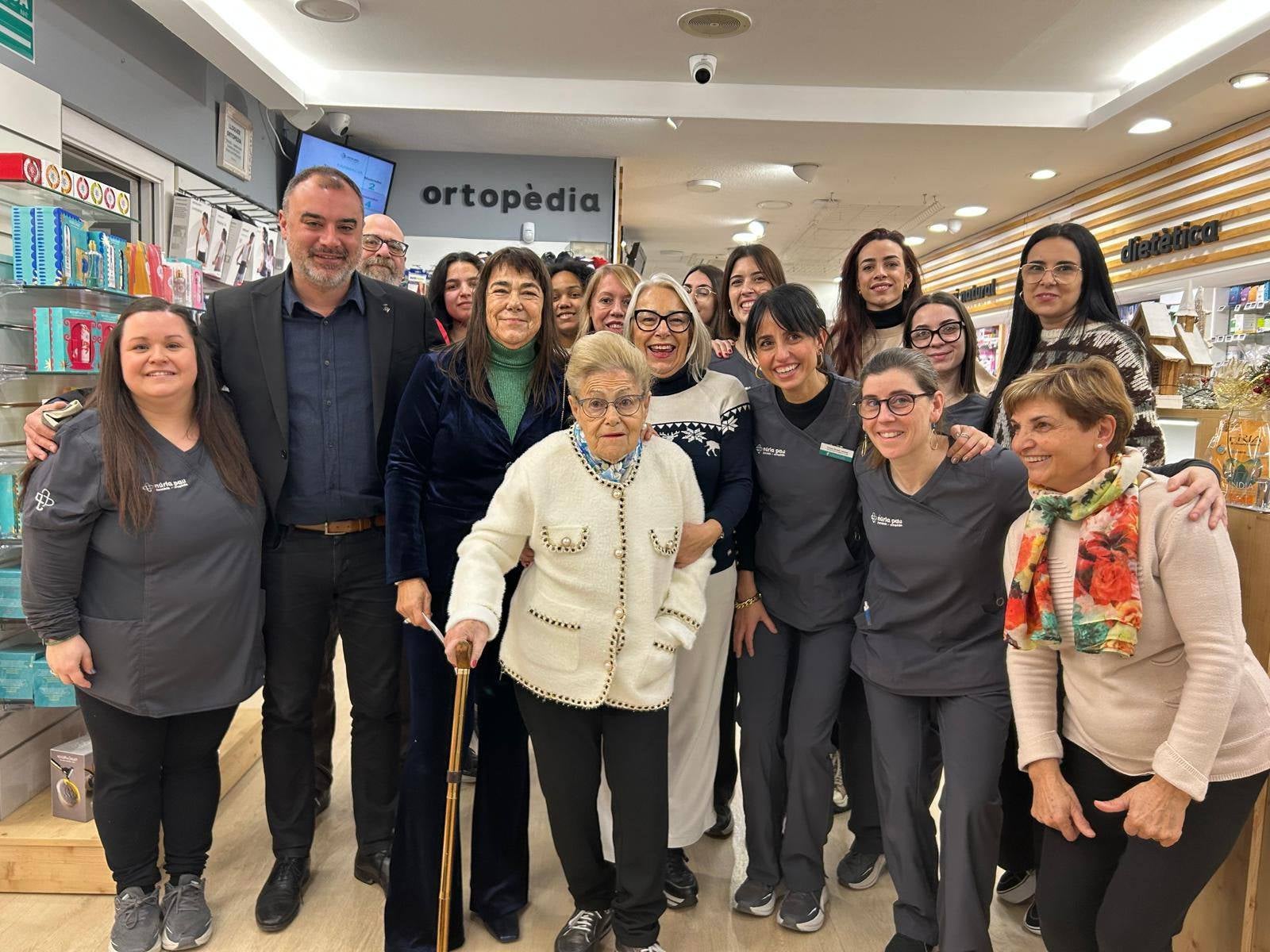 Núria Pau, al centre, ha celebrat els 70 anys de vida de la seva farmàcia | Cedida