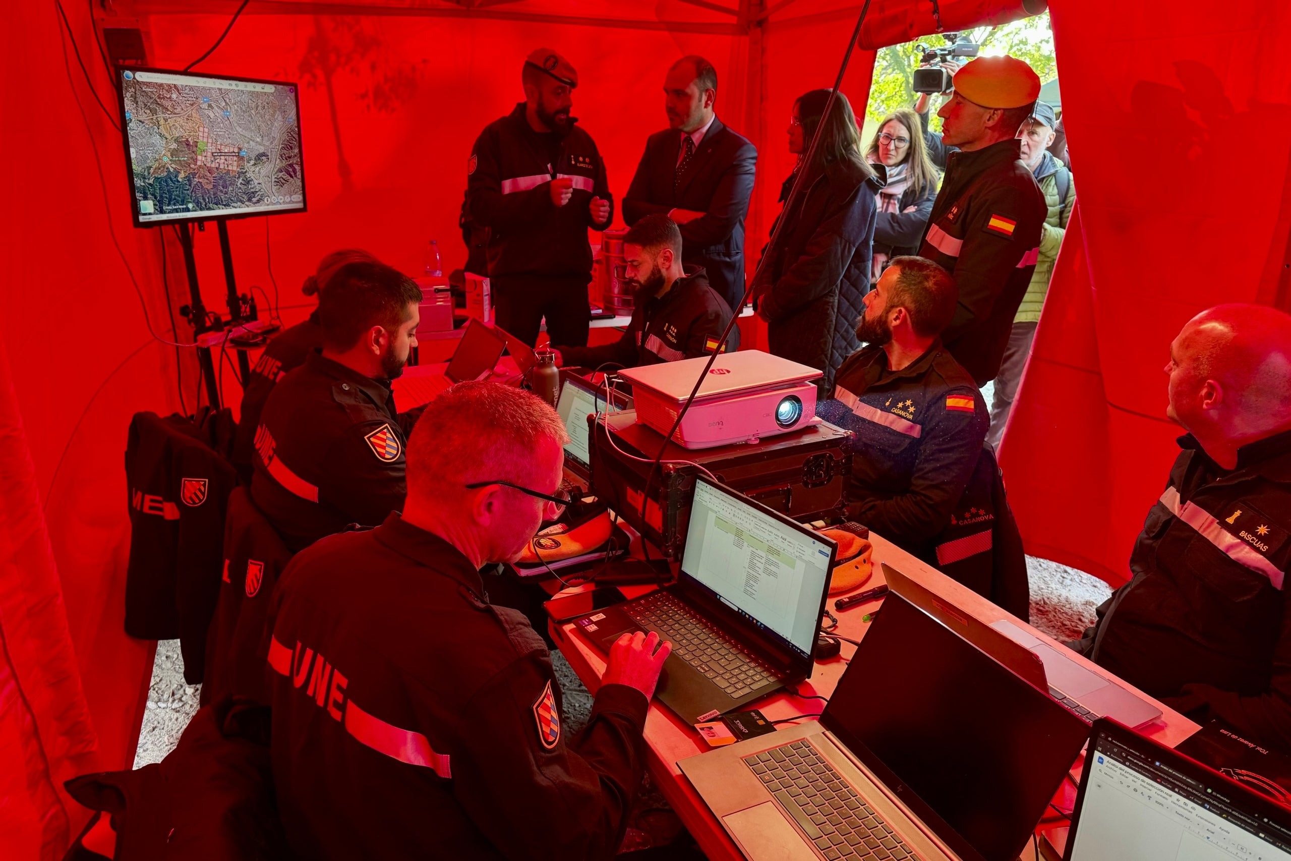 Els consellers de Presidència i Interior, Albert Dalmau i Núria Parlon, visiten la carpa de la UME del centre de comandament avançat de Torreferrusa | ACN