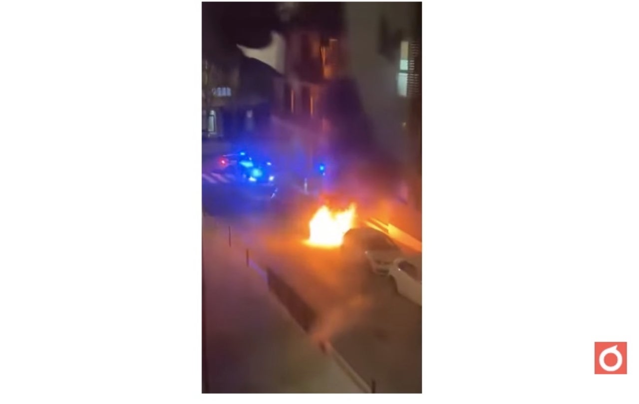 Incendi a la via pública, en la crema d'un vehicle | J.P.