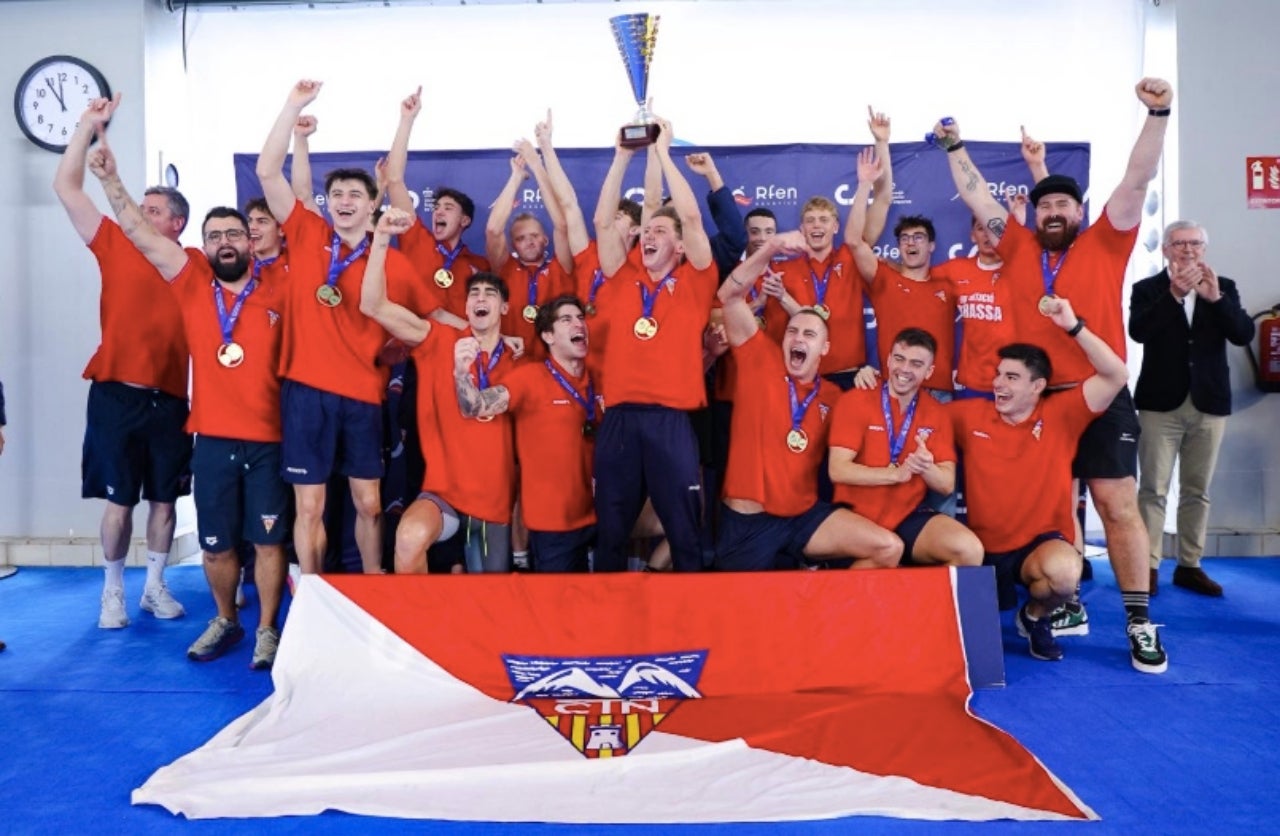 Els nedadors del CN Terrassa celebrant el títol de campions d'Espanya de Divisió d'Honor | RFEN