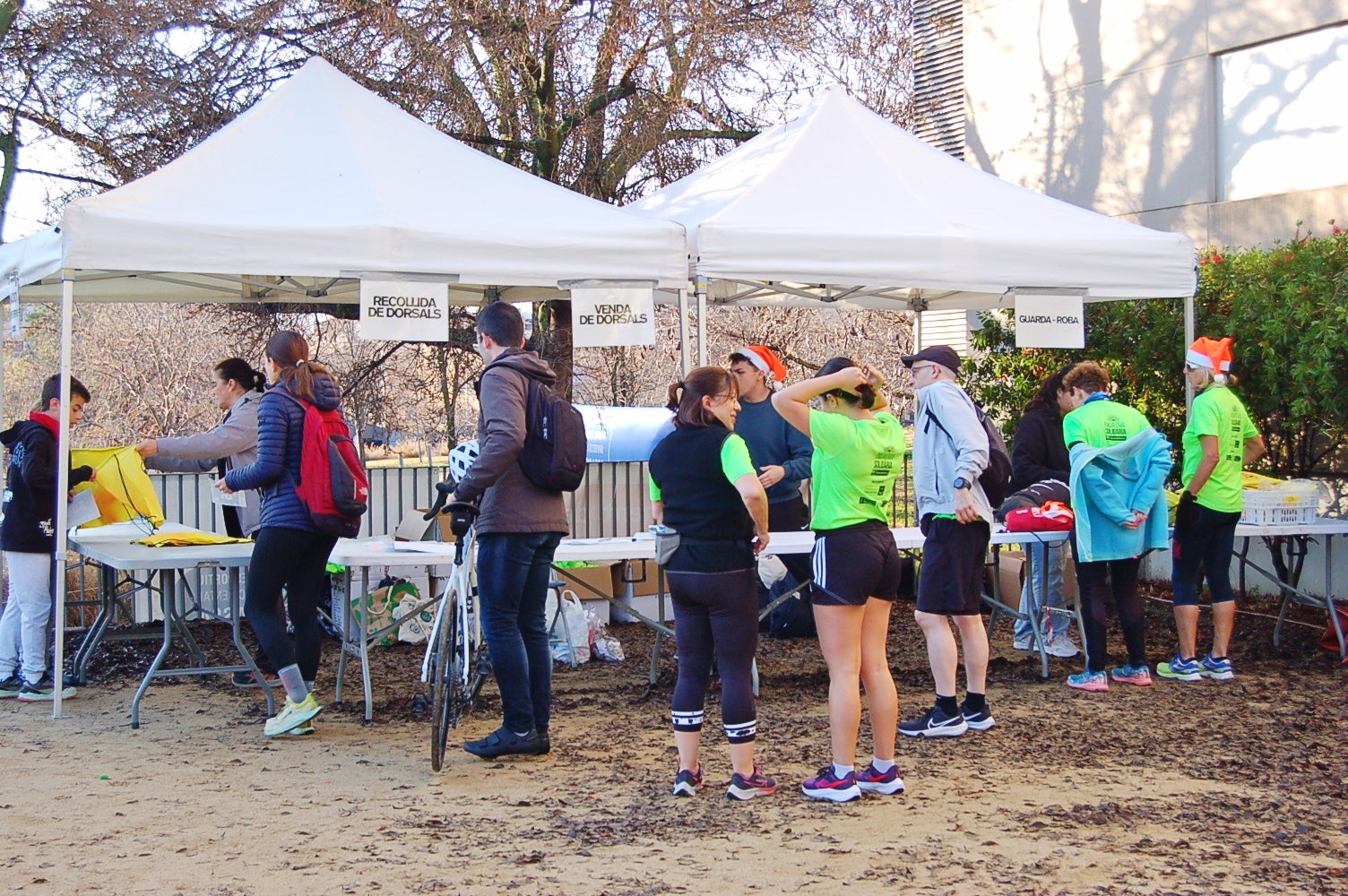 La Cursa Solidària Vicente Ferrer de Terrassa ha celebrat la sisena edició fent pinya amb el projecte +Barris. Aquest 2025, dues de les iniciatives esportives que més ressò tenen per la seva visió social i comunitària han decidit unir forces per arribar a molta més gent. L'esdeveniment ha tingut lloc aquest diumenge dia 21 de desembre, a les 10 del matí, amb punt de sortida i arribada a la plaça Vicente Ferrer de Terrassa | Ramon Navarro