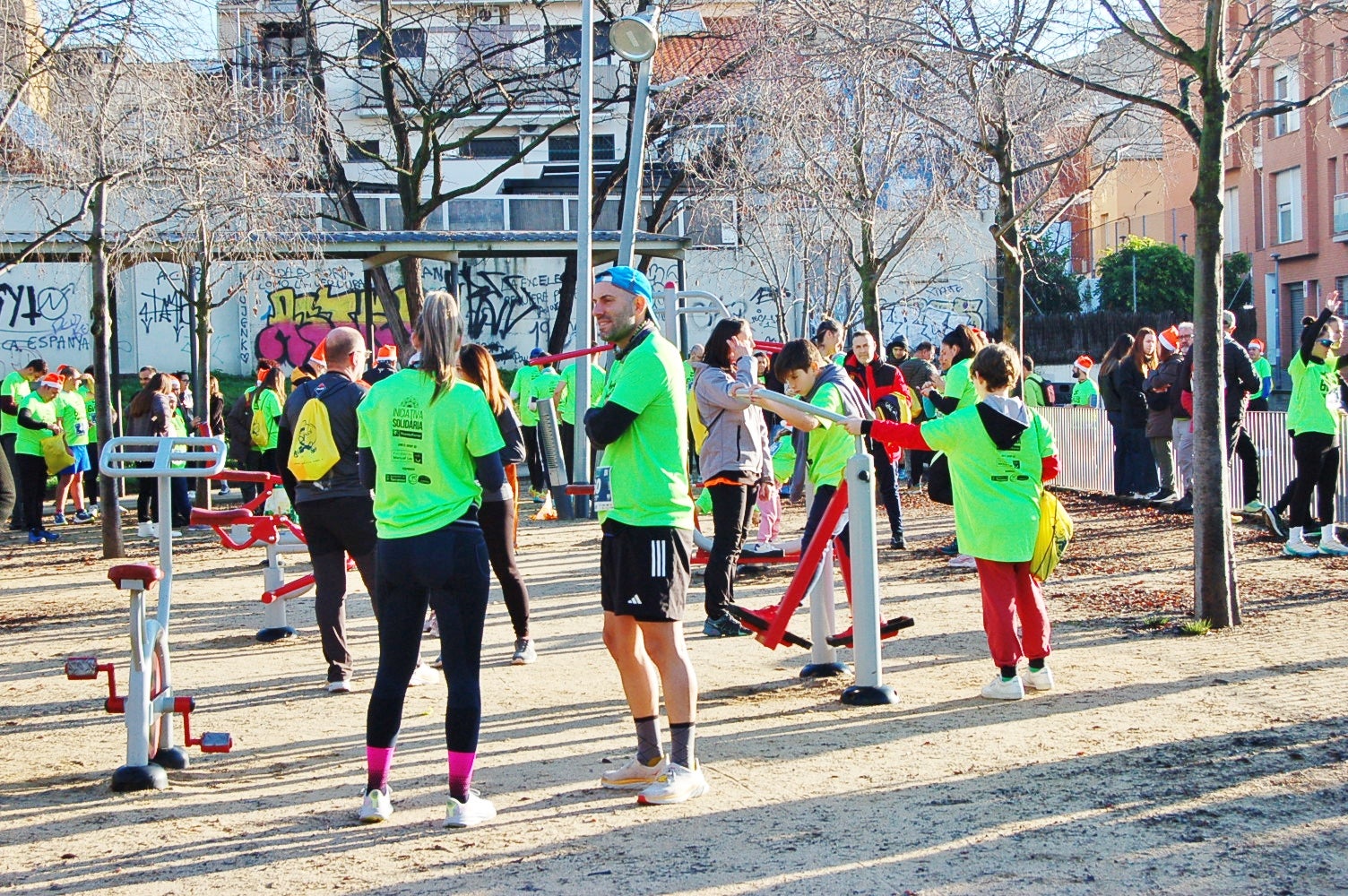 La Cursa Solidària Vicente Ferrer de Terrassa ha celebrat la sisena edició fent pinya amb el projecte +Barris. Aquest 2025, dues de les iniciatives esportives que més ressò tenen per la seva visió social i comunitària han decidit unir forces per arribar a molta més gent. L'esdeveniment ha tingut lloc aquest diumenge dia 21 de desembre, a les 10 del matí, amb punt de sortida i arribada a la plaça Vicente Ferrer de Terrassa | Ramon Navarro