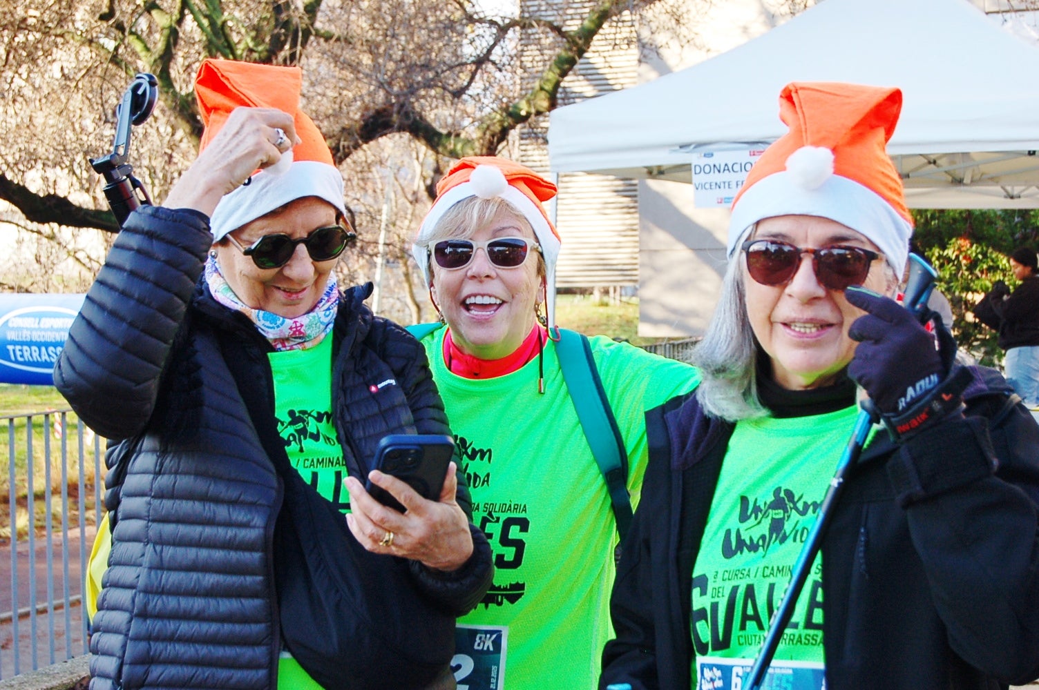 La Cursa Solidària Vicente Ferrer de Terrassa ha celebrat la sisena edició fent pinya amb el projecte +Barris. Aquest 2025, dues de les iniciatives esportives que més ressò tenen per la seva visió social i comunitària han decidit unir forces per arribar a molta més gent. L'esdeveniment ha tingut lloc aquest diumenge dia 21 de desembre, a les 10 del matí, amb punt de sortida i arribada a la plaça Vicente Ferrer de Terrassa | Ramon Navarro