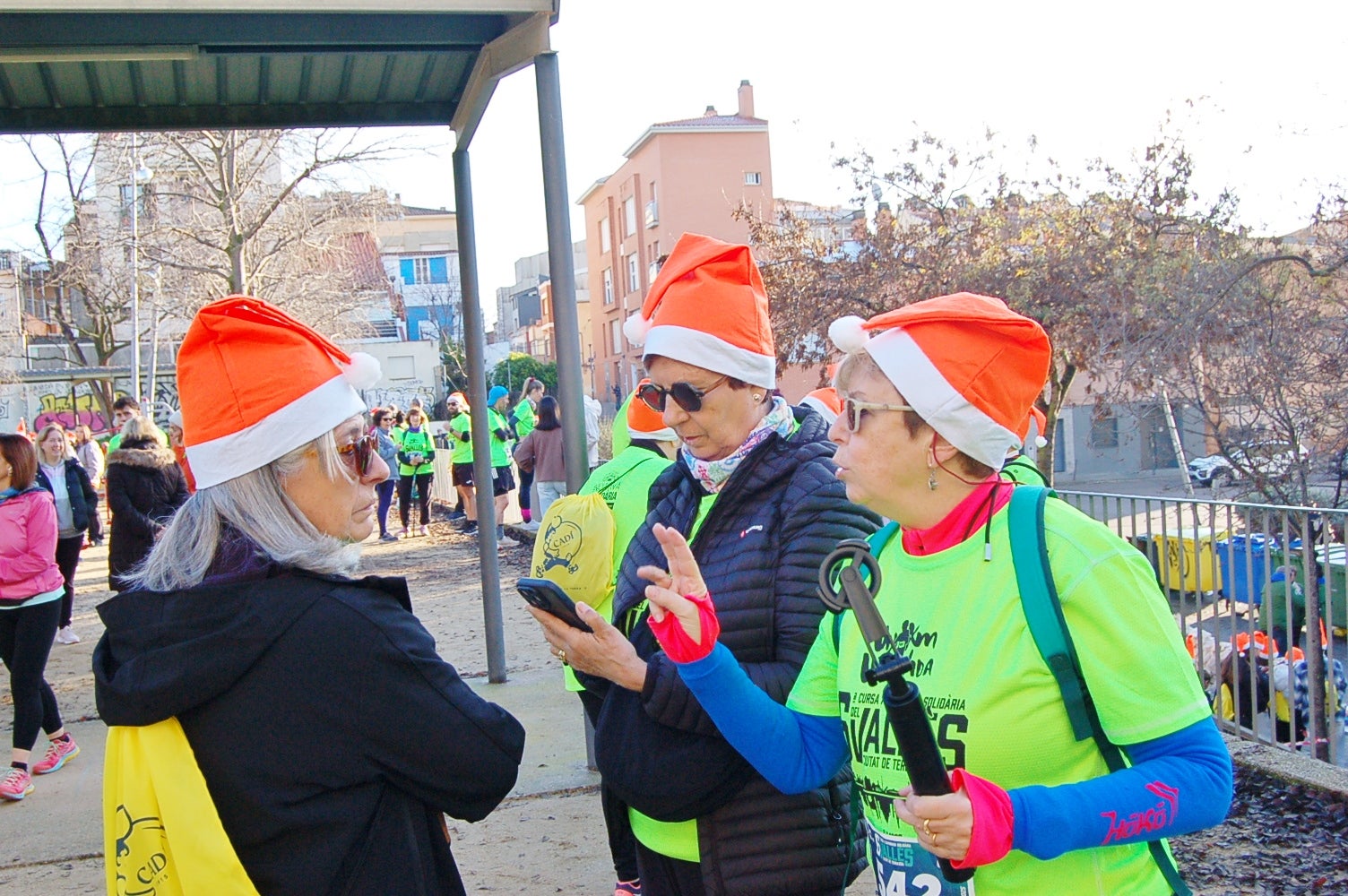 La Cursa Solidària Vicente Ferrer de Terrassa ha celebrat la sisena edició fent pinya amb el projecte +Barris. Aquest 2025, dues de les iniciatives esportives que més ressò tenen per la seva visió social i comunitària han decidit unir forces per arribar a molta més gent. L'esdeveniment ha tingut lloc aquest diumenge dia 21 de desembre, a les 10 del matí, amb punt de sortida i arribada a la plaça Vicente Ferrer de Terrassa | Ramon Navarro