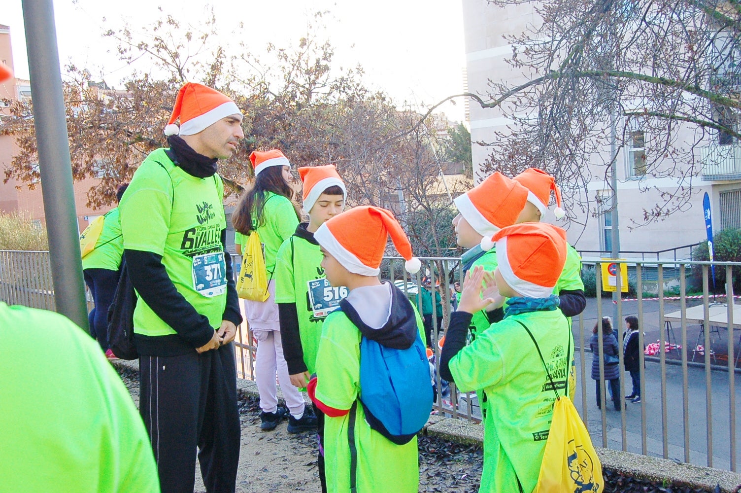 La Cursa Solidària Vicente Ferrer de Terrassa ha celebrat la sisena edició fent pinya amb el projecte +Barris. Aquest 2025, dues de les iniciatives esportives que més ressò tenen per la seva visió social i comunitària han decidit unir forces per arribar a molta més gent. L'esdeveniment ha tingut lloc aquest diumenge dia 21 de desembre, a les 10 del matí, amb punt de sortida i arribada a la plaça Vicente Ferrer de Terrassa | Ramon Navarro