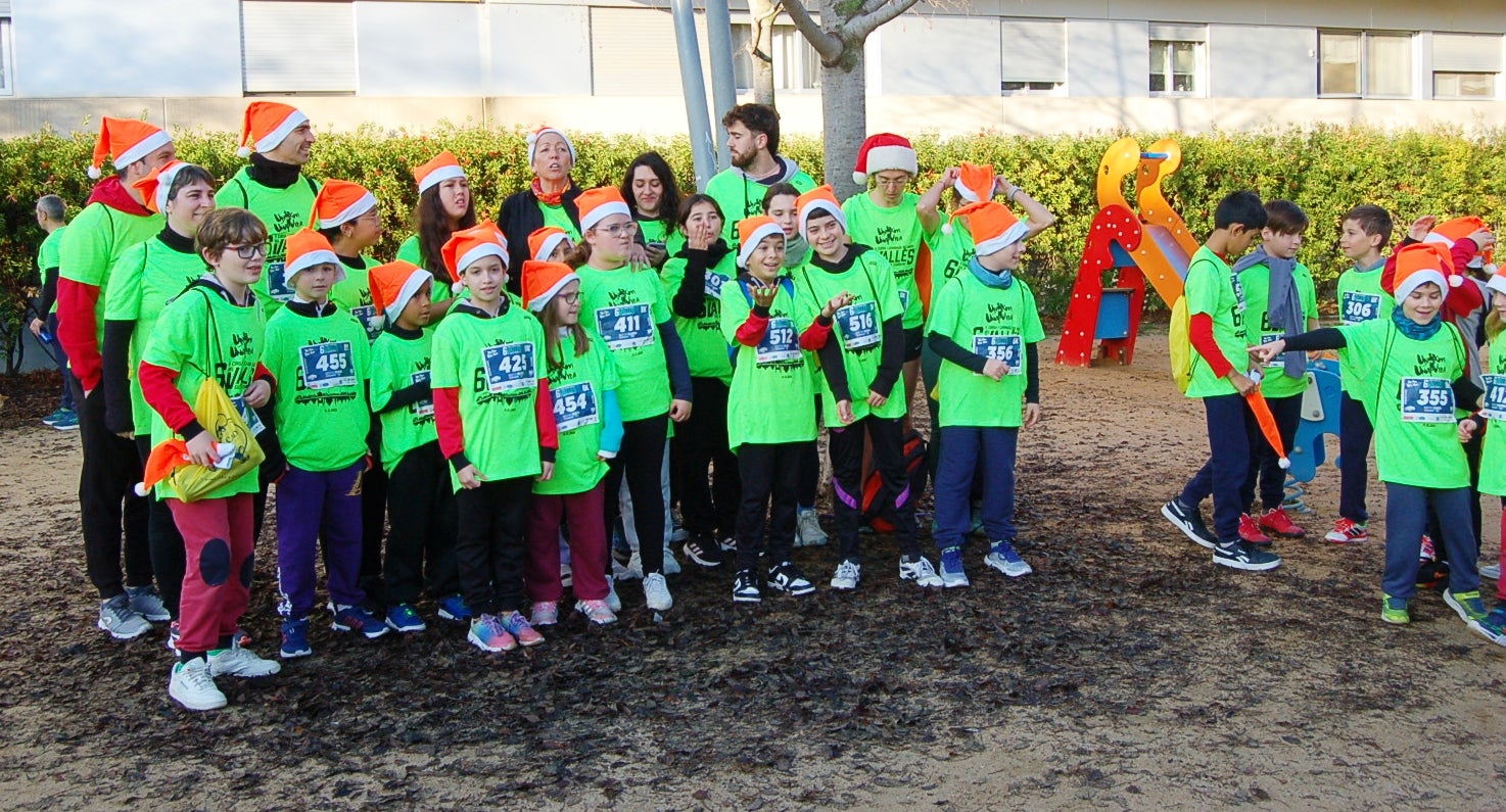 La Cursa Solidària Vicente Ferrer de Terrassa ha celebrat la sisena edició fent pinya amb el projecte +Barris. Aquest 2025, dues de les iniciatives esportives que més ressò tenen per la seva visió social i comunitària han decidit unir forces per arribar a molta més gent. L'esdeveniment ha tingut lloc aquest diumenge dia 21 de desembre, a les 10 del matí, amb punt de sortida i arribada a la plaça Vicente Ferrer de Terrassa | Ramon Navarro