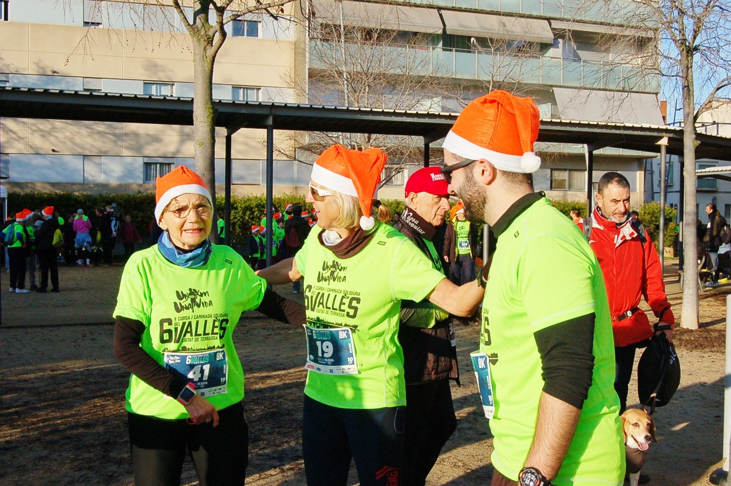 La Cursa Solidària Vicente Ferrer de Terrassa ha celebrat la sisena edició fent pinya amb el projecte +Barris. Aquest 2025, dues de les iniciatives esportives que més ressò tenen per la seva visió social i comunitària han decidit unir forces per arribar a molta més gent. L'esdeveniment ha tingut lloc aquest diumenge dia 21 de desembre, a les 10 del matí, amb punt de sortida i arribada a la plaça Vicente Ferrer de Terrassa | Ramon Navarro