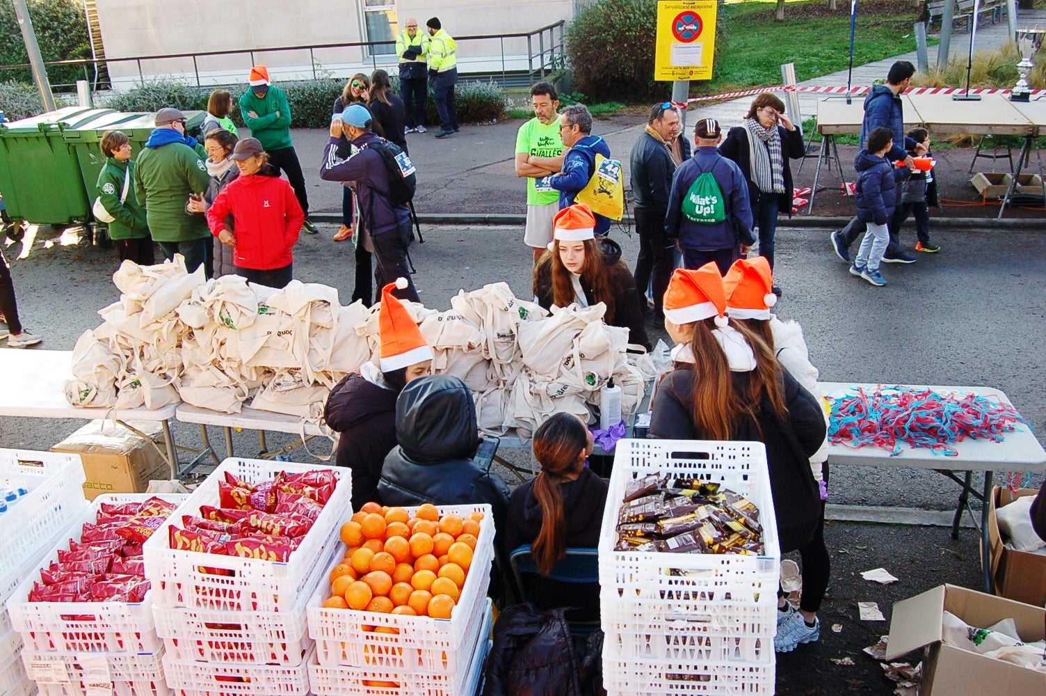La Cursa Solidària Vicente Ferrer de Terrassa ha celebrat la sisena edició fent pinya amb el projecte +Barris. Aquest 2025, dues de les iniciatives esportives que més ressò tenen per la seva visió social i comunitària han decidit unir forces per arribar a molta més gent. L'esdeveniment ha tingut lloc aquest diumenge dia 21 de desembre, a les 10 del matí, amb punt de sortida i arribada a la plaça Vicente Ferrer de Terrassa | Ramon Navarro