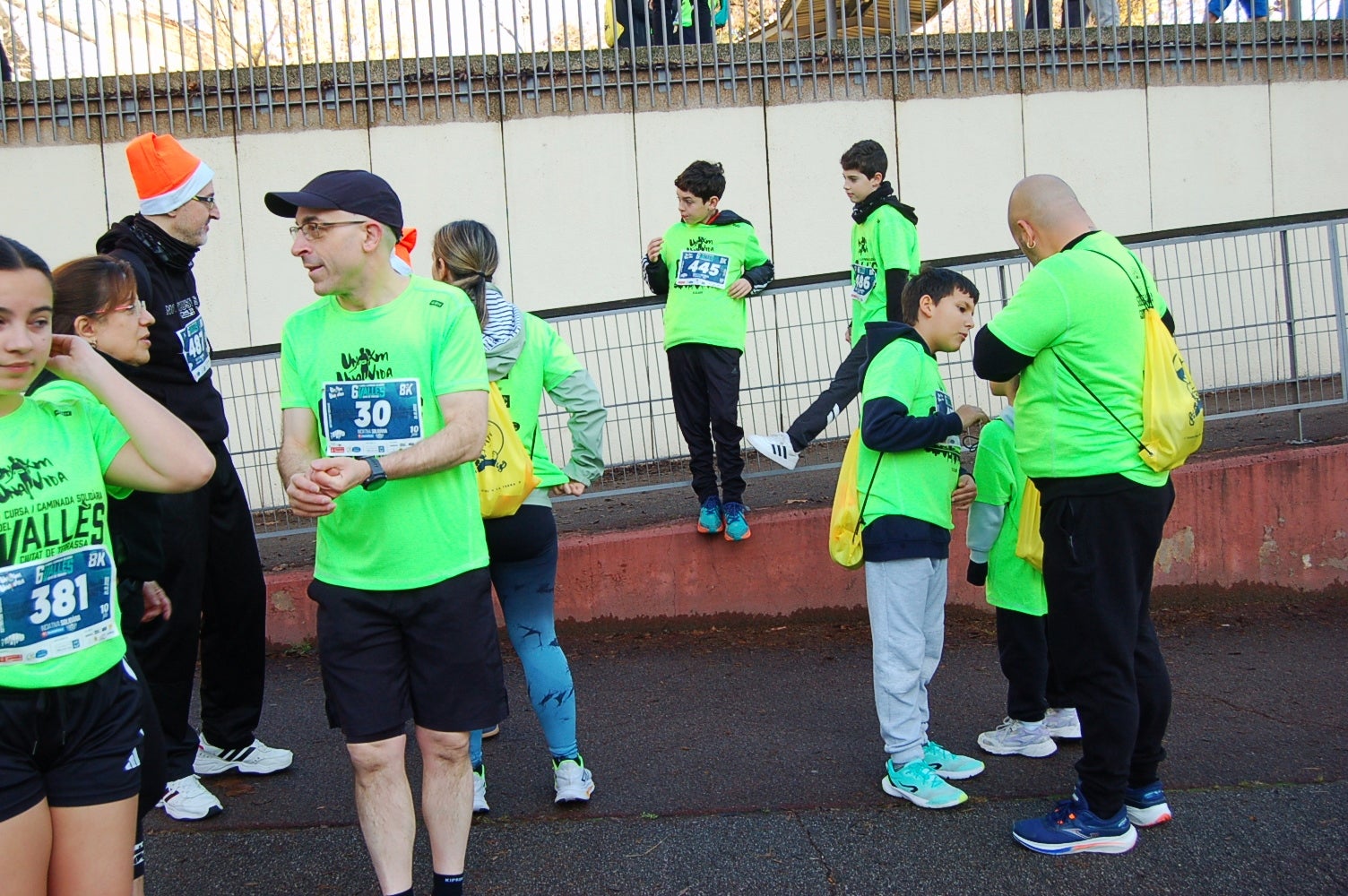 La Cursa Solidària Vicente Ferrer de Terrassa ha celebrat la sisena edició fent pinya amb el projecte +Barris. Aquest 2025, dues de les iniciatives esportives que més ressò tenen per la seva visió social i comunitària han decidit unir forces per arribar a molta més gent. L'esdeveniment ha tingut lloc aquest diumenge dia 21 de desembre, a les 10 del matí, amb punt de sortida i arribada a la plaça Vicente Ferrer de Terrassa | Ramon Navarro