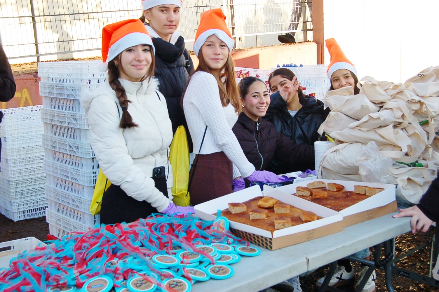 La Cursa Solidària Vicente Ferrer de Terrassa ha celebrat la sisena edició fent pinya amb el projecte +Barris. Aquest 2025, dues de les iniciatives esportives que més ressò tenen per la seva visió social i comunitària han decidit unir forces per arribar a molta més gent. L'esdeveniment ha tingut lloc aquest diumenge dia 21 de desembre, a les 10 del matí, amb punt de sortida i arribada a la plaça Vicente Ferrer de Terrassa | Ramon Navarro