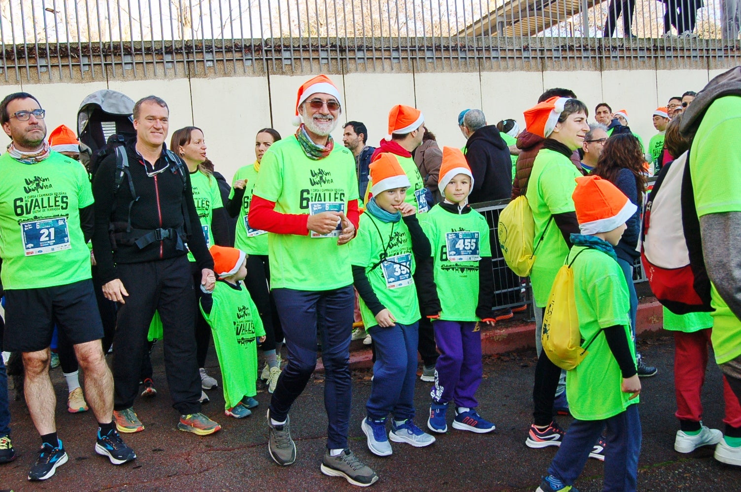 La Cursa Solidària Vicente Ferrer de Terrassa ha celebrat la sisena edició fent pinya amb el projecte +Barris. Aquest 2025, dues de les iniciatives esportives que més ressò tenen per la seva visió social i comunitària han decidit unir forces per arribar a molta més gent. L'esdeveniment ha tingut lloc aquest diumenge dia 21 de desembre, a les 10 del matí, amb punt de sortida i arribada a la plaça Vicente Ferrer de Terrassa | Ramon Navarro
