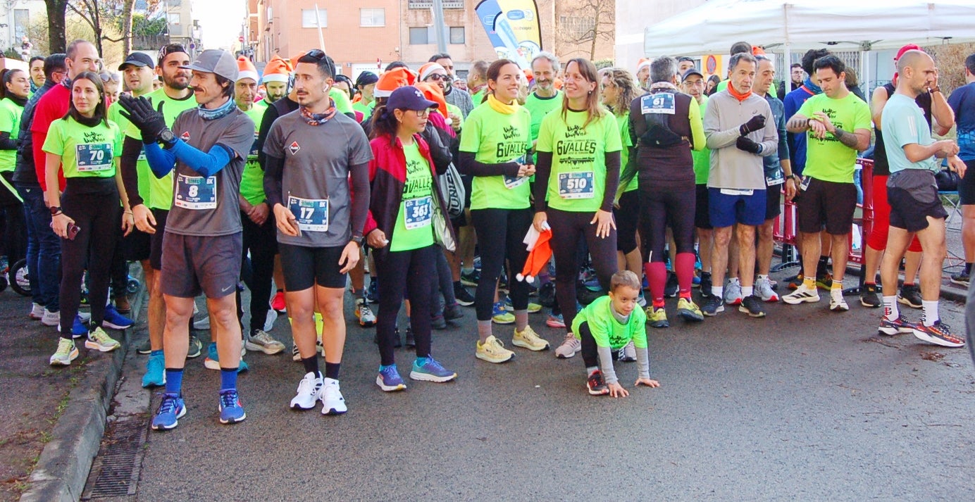 La Cursa Solidària Vicente Ferrer de Terrassa ha celebrat la sisena edició fent pinya amb el projecte +Barris. Aquest 2025, dues de les iniciatives esportives que més ressò tenen per la seva visió social i comunitària han decidit unir forces per arribar a molta més gent. L'esdeveniment ha tingut lloc aquest diumenge dia 21 de desembre, a les 10 del matí, amb punt de sortida i arribada a la plaça Vicente Ferrer de Terrassa | Ramon Navarro
