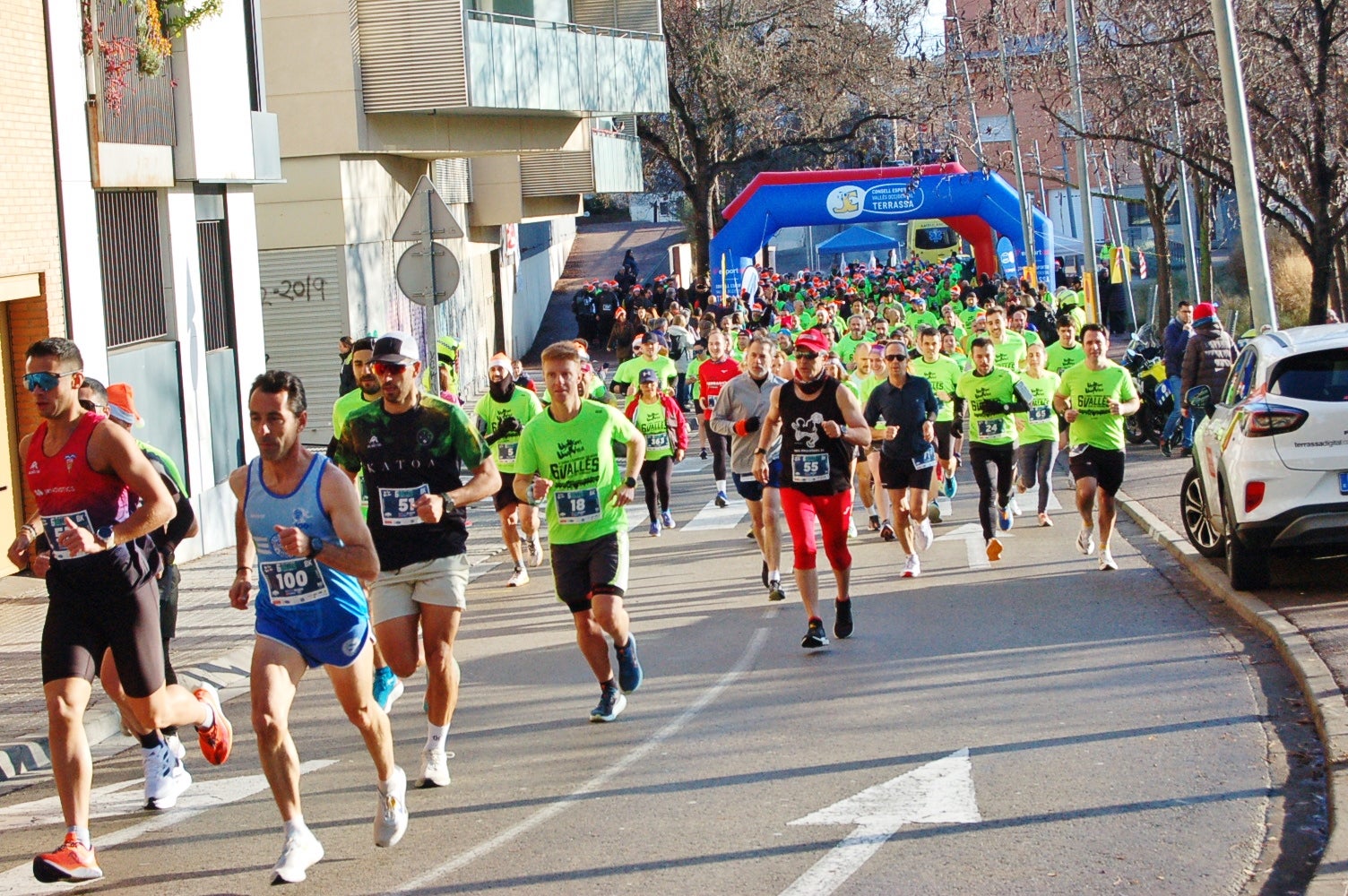 La Cursa Solidària Vicente Ferrer de Terrassa ha celebrat la sisena edició fent pinya amb el projecte +Barris. Aquest 2025, dues de les iniciatives esportives que més ressò tenen per la seva visió social i comunitària han decidit unir forces per arribar a molta més gent. L'esdeveniment ha tingut lloc aquest diumenge dia 21 de desembre, a les 10 del matí, amb punt de sortida i arribada a la plaça Vicente Ferrer de Terrassa | Ramon Navarro