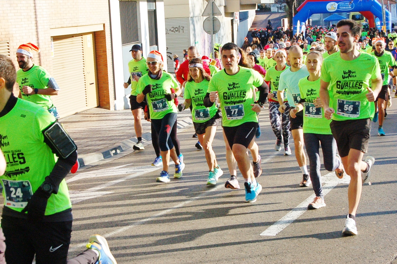 La Cursa Solidària Vicente Ferrer de Terrassa ha celebrat la sisena edició fent pinya amb el projecte +Barris. Aquest 2025, dues de les iniciatives esportives que més ressò tenen per la seva visió social i comunitària han decidit unir forces per arribar a molta més gent. L'esdeveniment ha tingut lloc aquest diumenge dia 21 de desembre, a les 10 del matí, amb punt de sortida i arribada a la plaça Vicente Ferrer de Terrassa | Ramon Navarro