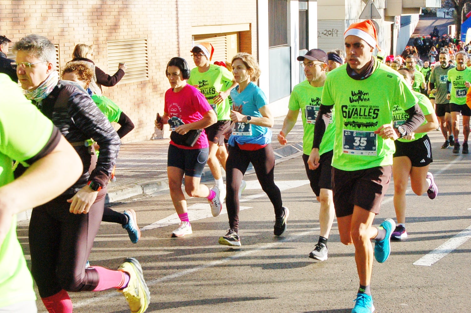 La Cursa Solidària Vicente Ferrer de Terrassa ha celebrat la sisena edició fent pinya amb el projecte +Barris. Aquest 2025, dues de les iniciatives esportives que més ressò tenen per la seva visió social i comunitària han decidit unir forces per arribar a molta més gent. L'esdeveniment ha tingut lloc aquest diumenge dia 21 de desembre, a les 10 del matí, amb punt de sortida i arribada a la plaça Vicente Ferrer de Terrassa | Ramon Navarro