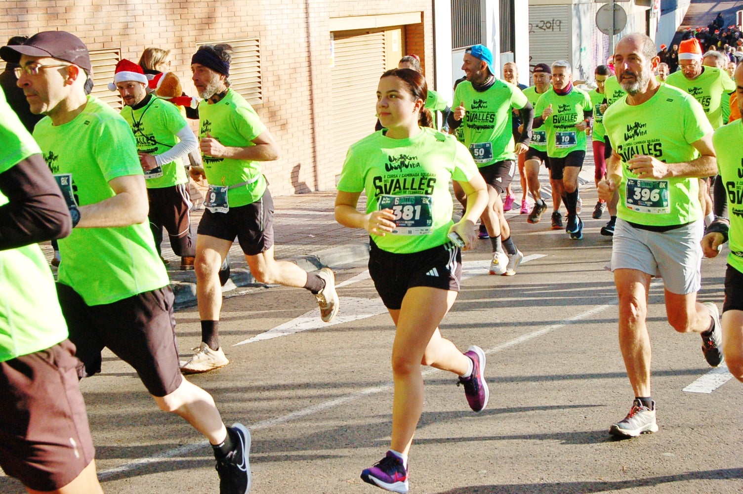 La Cursa Solidària Vicente Ferrer de Terrassa ha celebrat la sisena edició fent pinya amb el projecte +Barris. Aquest 2025, dues de les iniciatives esportives que més ressò tenen per la seva visió social i comunitària han decidit unir forces per arribar a molta més gent. L'esdeveniment ha tingut lloc aquest diumenge dia 21 de desembre, a les 10 del matí, amb punt de sortida i arribada a la plaça Vicente Ferrer de Terrassa | Ramon Navarro