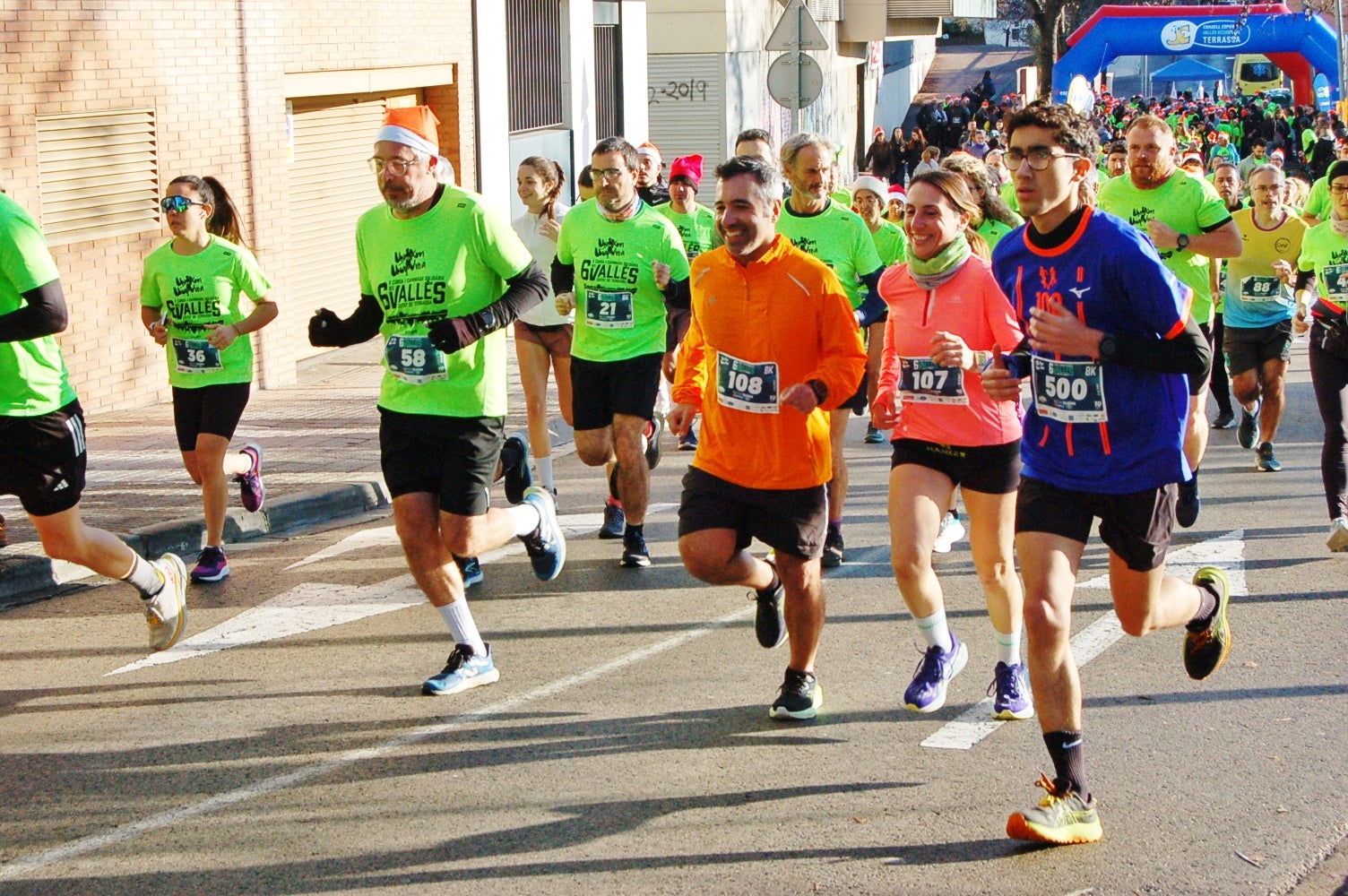 La Cursa Solidària Vicente Ferrer de Terrassa ha celebrat la sisena edició fent pinya amb el projecte +Barris. Aquest 2025, dues de les iniciatives esportives que més ressò tenen per la seva visió social i comunitària han decidit unir forces per arribar a molta més gent. L'esdeveniment ha tingut lloc aquest diumenge dia 21 de desembre, a les 10 del matí, amb punt de sortida i arribada a la plaça Vicente Ferrer de Terrassa | Ramon Navarro