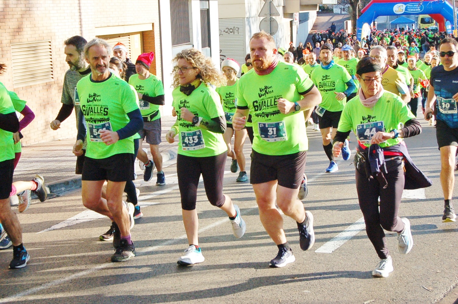 La Cursa Solidària Vicente Ferrer de Terrassa ha celebrat la sisena edició fent pinya amb el projecte +Barris. Aquest 2025, dues de les iniciatives esportives que més ressò tenen per la seva visió social i comunitària han decidit unir forces per arribar a molta més gent. L'esdeveniment ha tingut lloc aquest diumenge dia 21 de desembre, a les 10 del matí, amb punt de sortida i arribada a la plaça Vicente Ferrer de Terrassa | Ramon Navarro