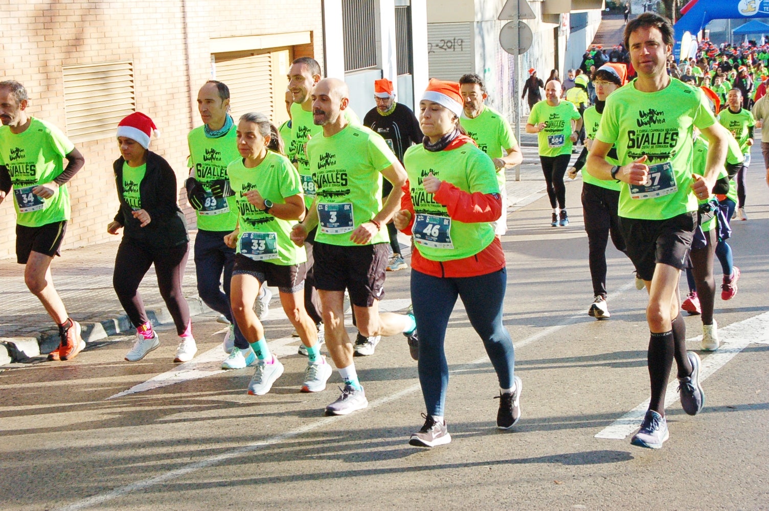 La Cursa Solidària Vicente Ferrer de Terrassa ha celebrat la sisena edició fent pinya amb el projecte +Barris. Aquest 2025, dues de les iniciatives esportives que més ressò tenen per la seva visió social i comunitària han decidit unir forces per arribar a molta més gent. L'esdeveniment ha tingut lloc aquest diumenge dia 21 de desembre, a les 10 del matí, amb punt de sortida i arribada a la plaça Vicente Ferrer de Terrassa | Ramon Navarro