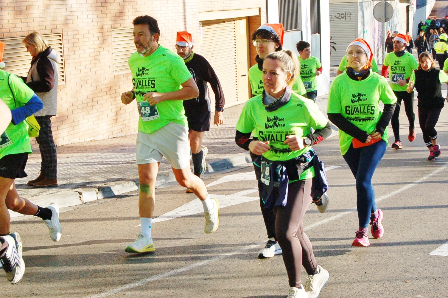 La Cursa Solidària Vicente Ferrer de Terrassa ha celebrat la sisena edició fent pinya amb el projecte +Barris. Aquest 2025, dues de les iniciatives esportives que més ressò tenen per la seva visió social i comunitària han decidit unir forces per arribar a molta més gent. L'esdeveniment ha tingut lloc aquest diumenge dia 21 de desembre, a les 10 del matí, amb punt de sortida i arribada a la plaça Vicente Ferrer de Terrassa | Ramon Navarro