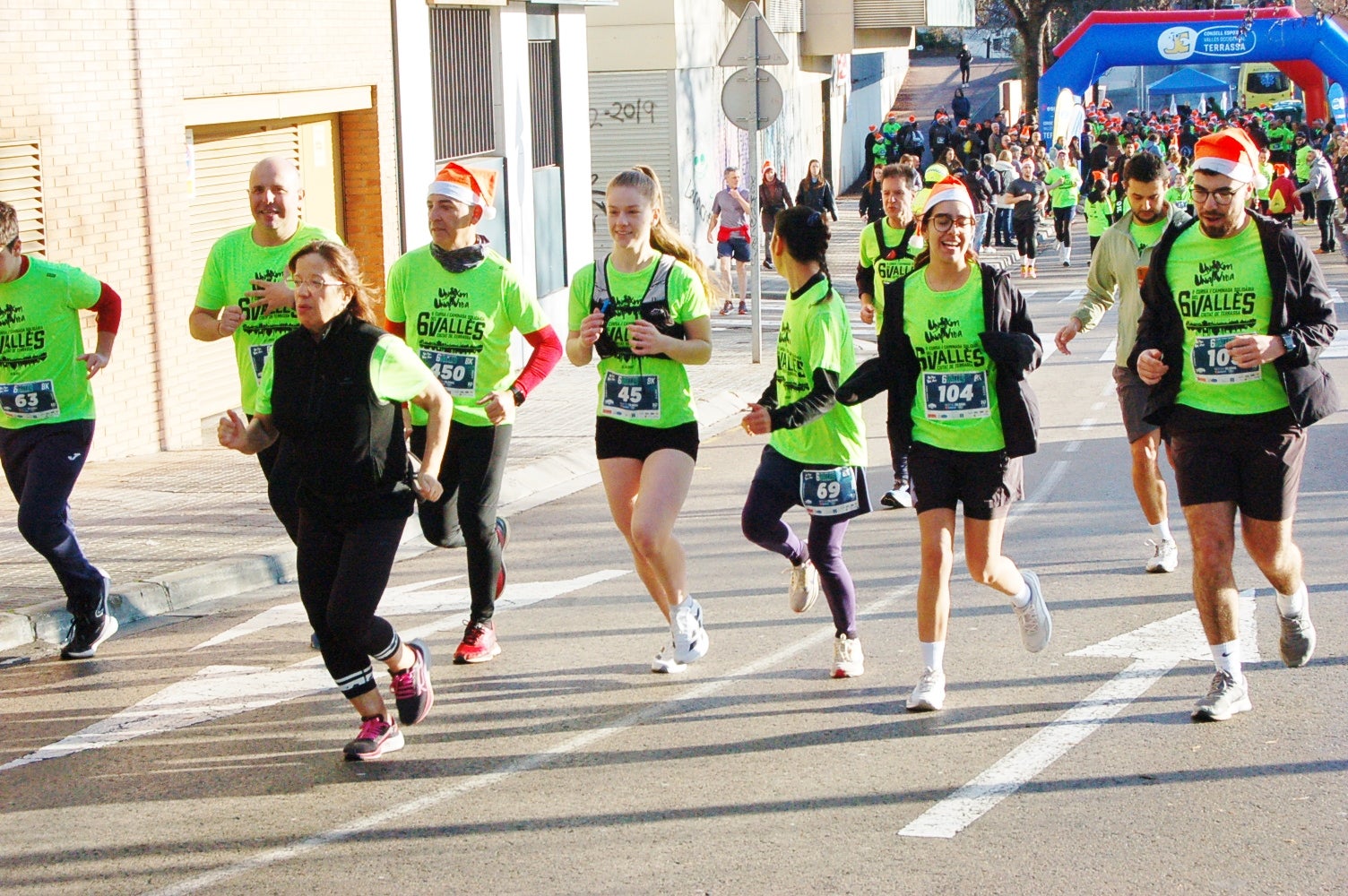 La Cursa Solidària Vicente Ferrer de Terrassa ha celebrat la sisena edició fent pinya amb el projecte +Barris. Aquest 2025, dues de les iniciatives esportives que més ressò tenen per la seva visió social i comunitària han decidit unir forces per arribar a molta més gent. L'esdeveniment ha tingut lloc aquest diumenge dia 21 de desembre, a les 10 del matí, amb punt de sortida i arribada a la plaça Vicente Ferrer de Terrassa | Ramon Navarro