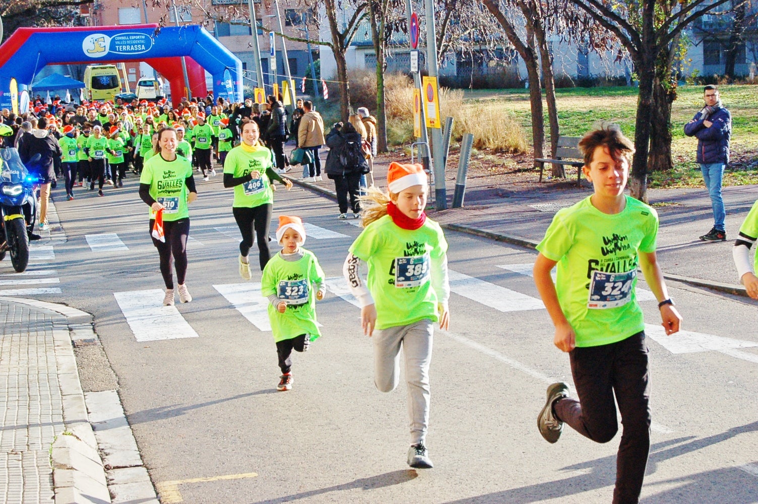 La Cursa Solidària Vicente Ferrer de Terrassa ha celebrat la sisena edició fent pinya amb el projecte +Barris. Aquest 2025, dues de les iniciatives esportives que més ressò tenen per la seva visió social i comunitària han decidit unir forces per arribar a molta més gent. L'esdeveniment ha tingut lloc aquest diumenge dia 21 de desembre, a les 10 del matí, amb punt de sortida i arribada a la plaça Vicente Ferrer de Terrassa | Ramon Navarro