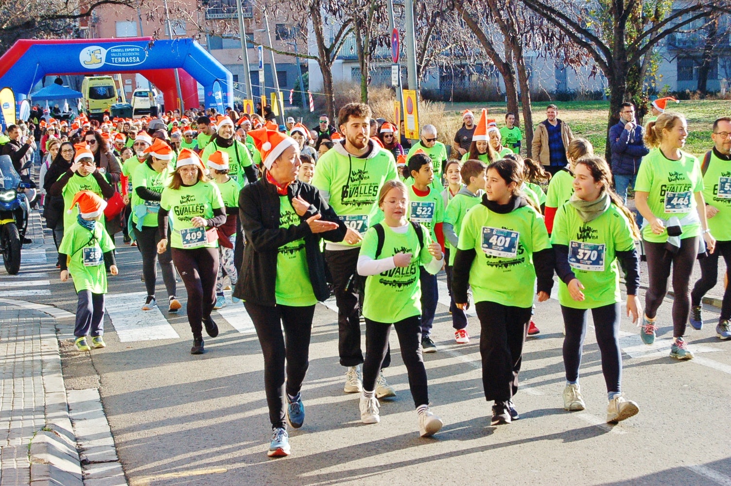 La Cursa Solidària Vicente Ferrer de Terrassa ha celebrat la sisena edició fent pinya amb el projecte +Barris. Aquest 2025, dues de les iniciatives esportives que més ressò tenen per la seva visió social i comunitària han decidit unir forces per arribar a molta més gent. L'esdeveniment ha tingut lloc aquest diumenge dia 21 de desembre, a les 10 del matí, amb punt de sortida i arribada a la plaça Vicente Ferrer de Terrassa | Ramon Navarro